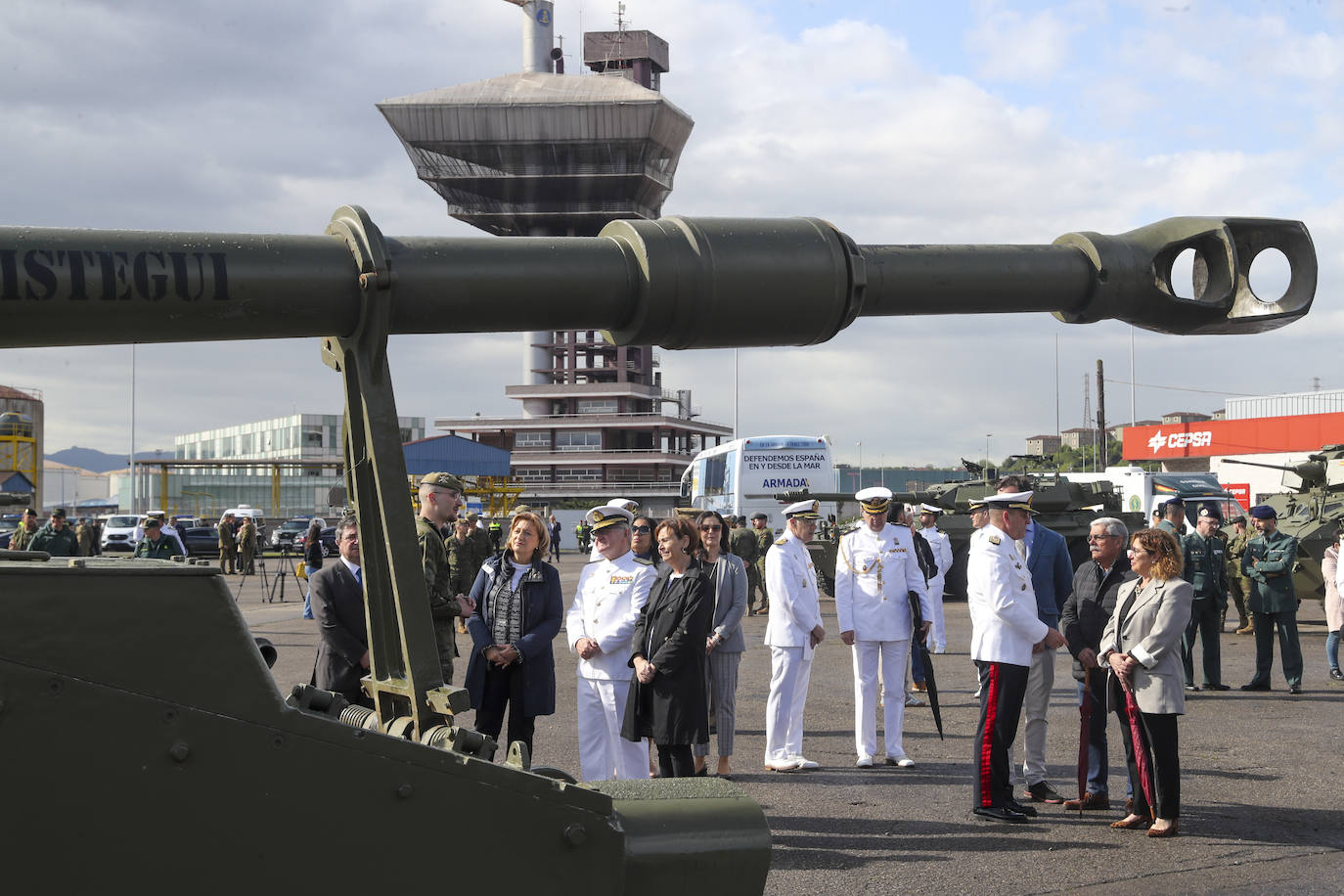 Buques, carros de combate y helicópteros de la Armada, atracados en el puerto de Gijón