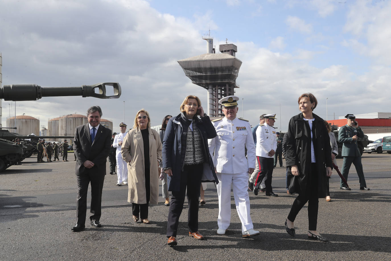 Buques, carros de combate y helicópteros de la Armada, atracados en el puerto de Gijón