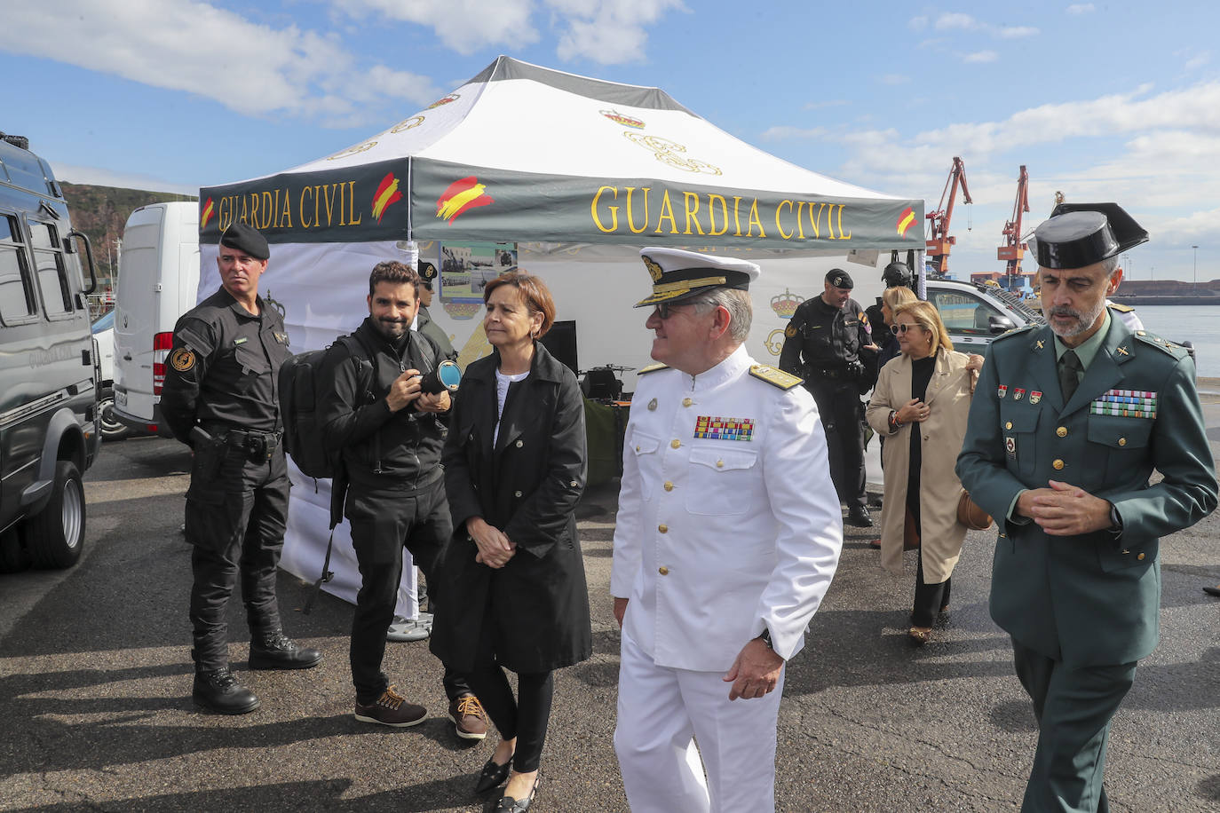 Buques, carros de combate y helicópteros de la Armada, atracados en el puerto de Gijón