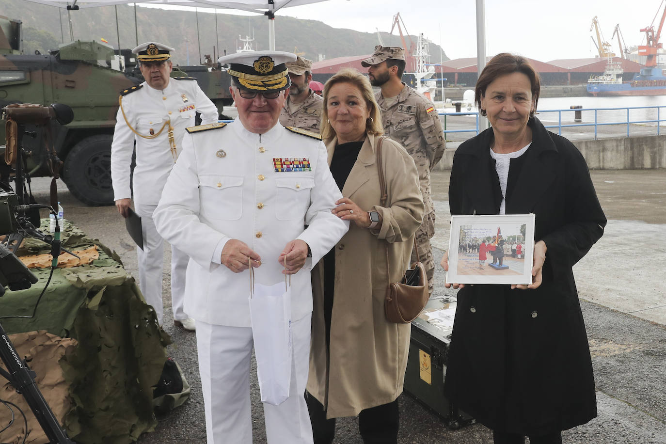 Buques, carros de combate y helicópteros de la Armada, atracados en el puerto de Gijón