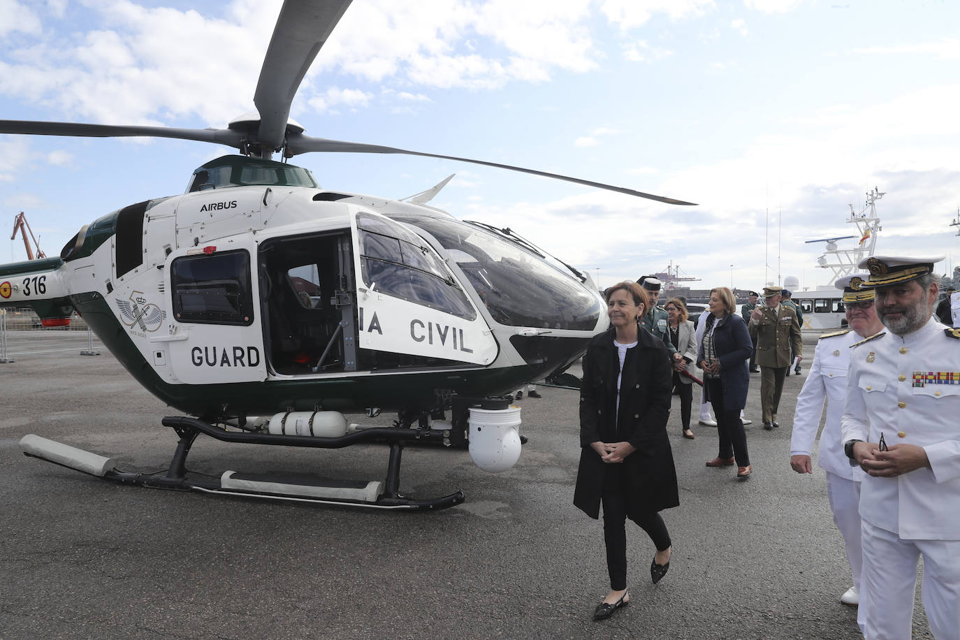 Buques, carros de combate y helicópteros de la Armada, atracados en el puerto de Gijón