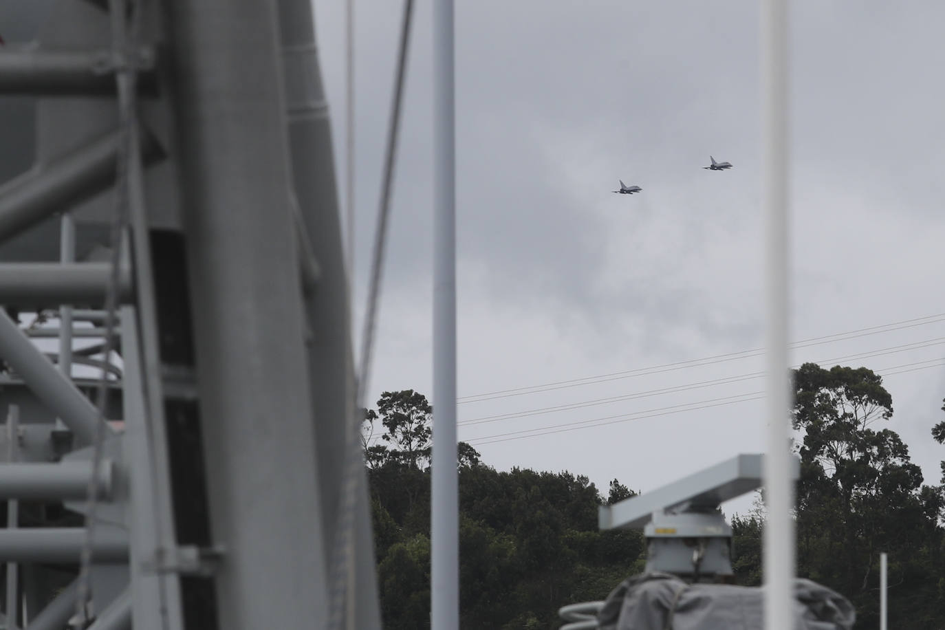 Buques, carros de combate y helicópteros de la Armada, atracados en el puerto de Gijón