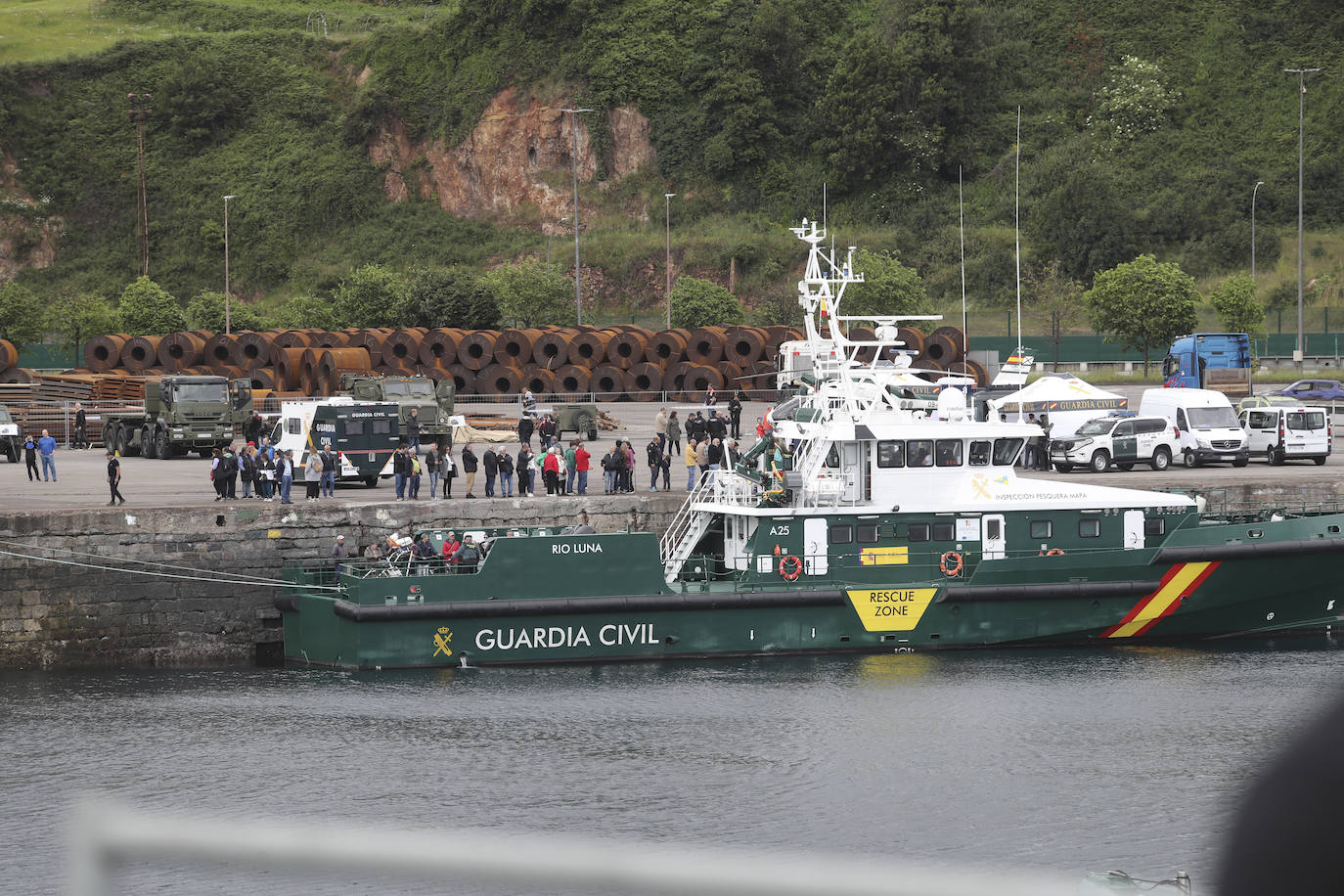 Buques, carros de combate y helicópteros de la Armada, atracados en el puerto de Gijón