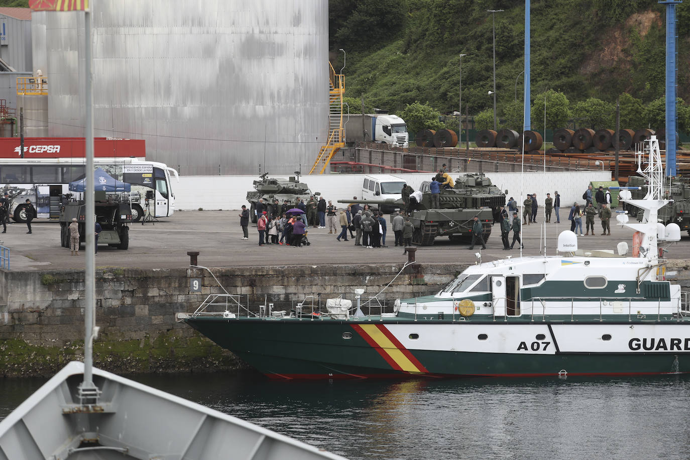 Buques, carros de combate y helicópteros de la Armada, atracados en el puerto de Gijón