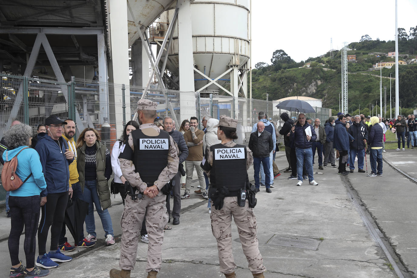 Buques, carros de combate y helicópteros de la Armada, atracados en el puerto de Gijón