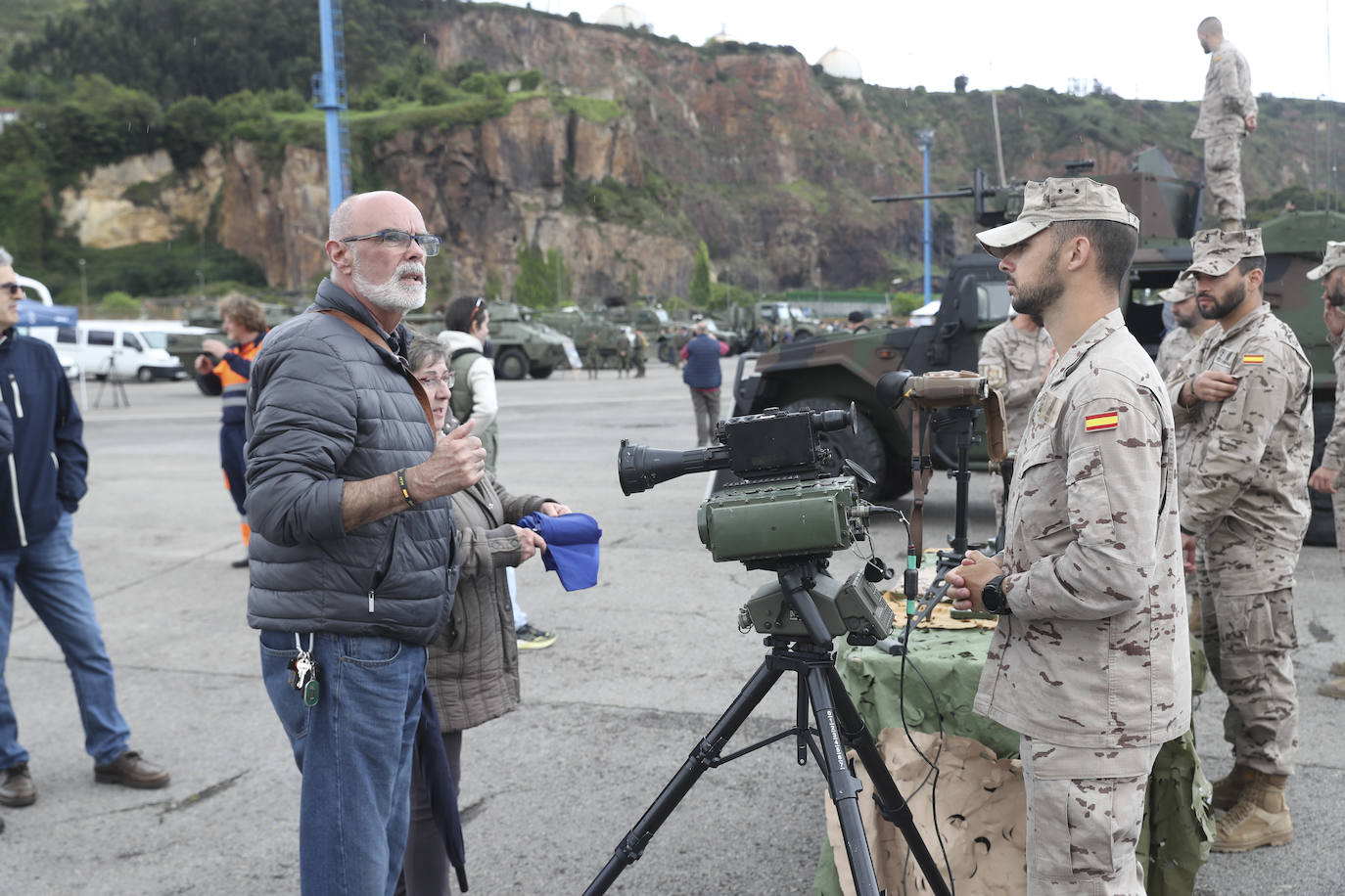 Buques, carros de combate y helicópteros de la Armada, atracados en el puerto de Gijón
