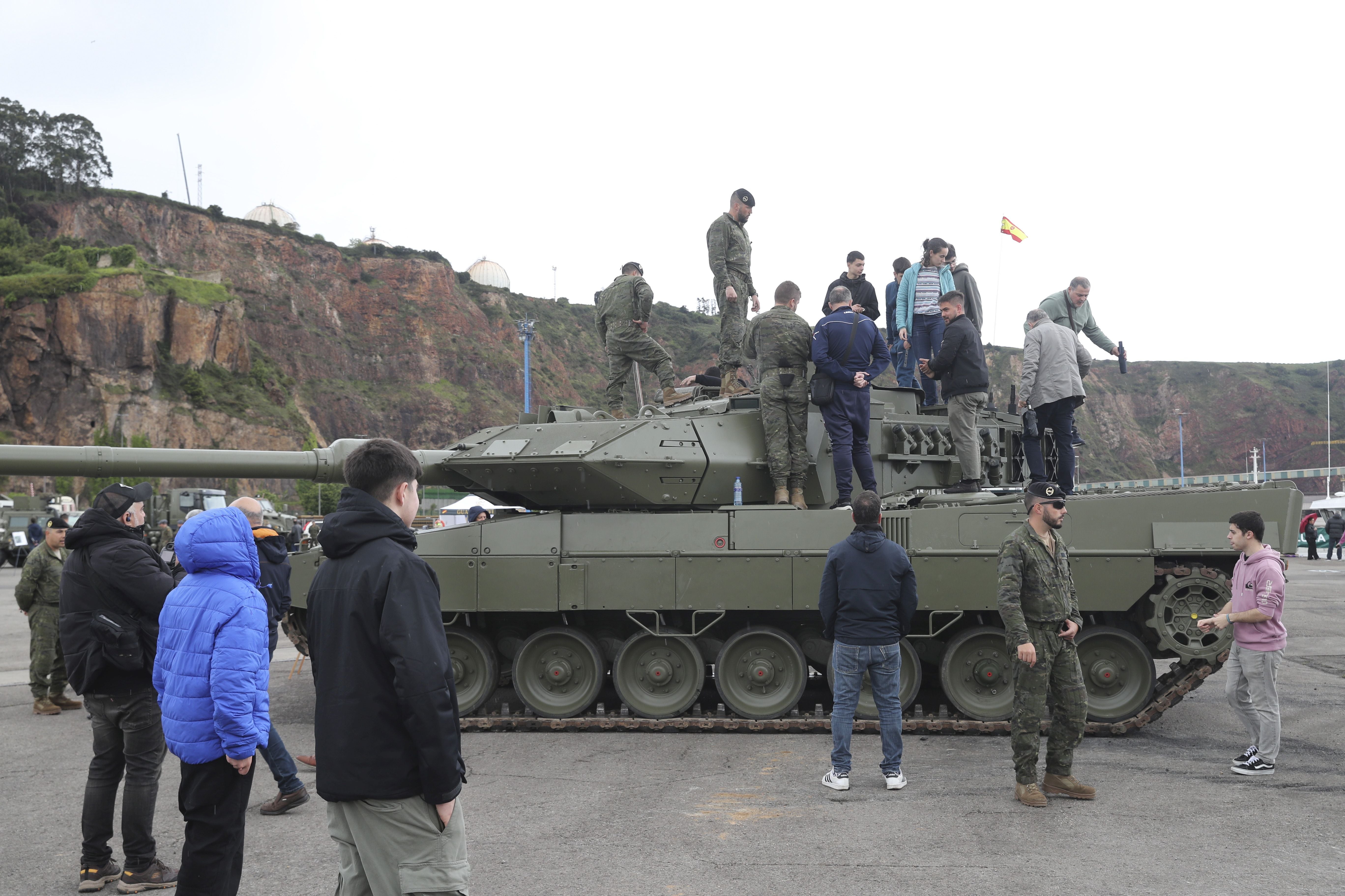 Buques, carros de combate y helicópteros de la Armada, atracados en el puerto de Gijón