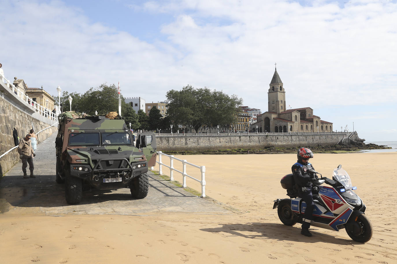 Aeronaves del Ejército del Aire, del de Tierra y de la Armada en el cielo de Gijón