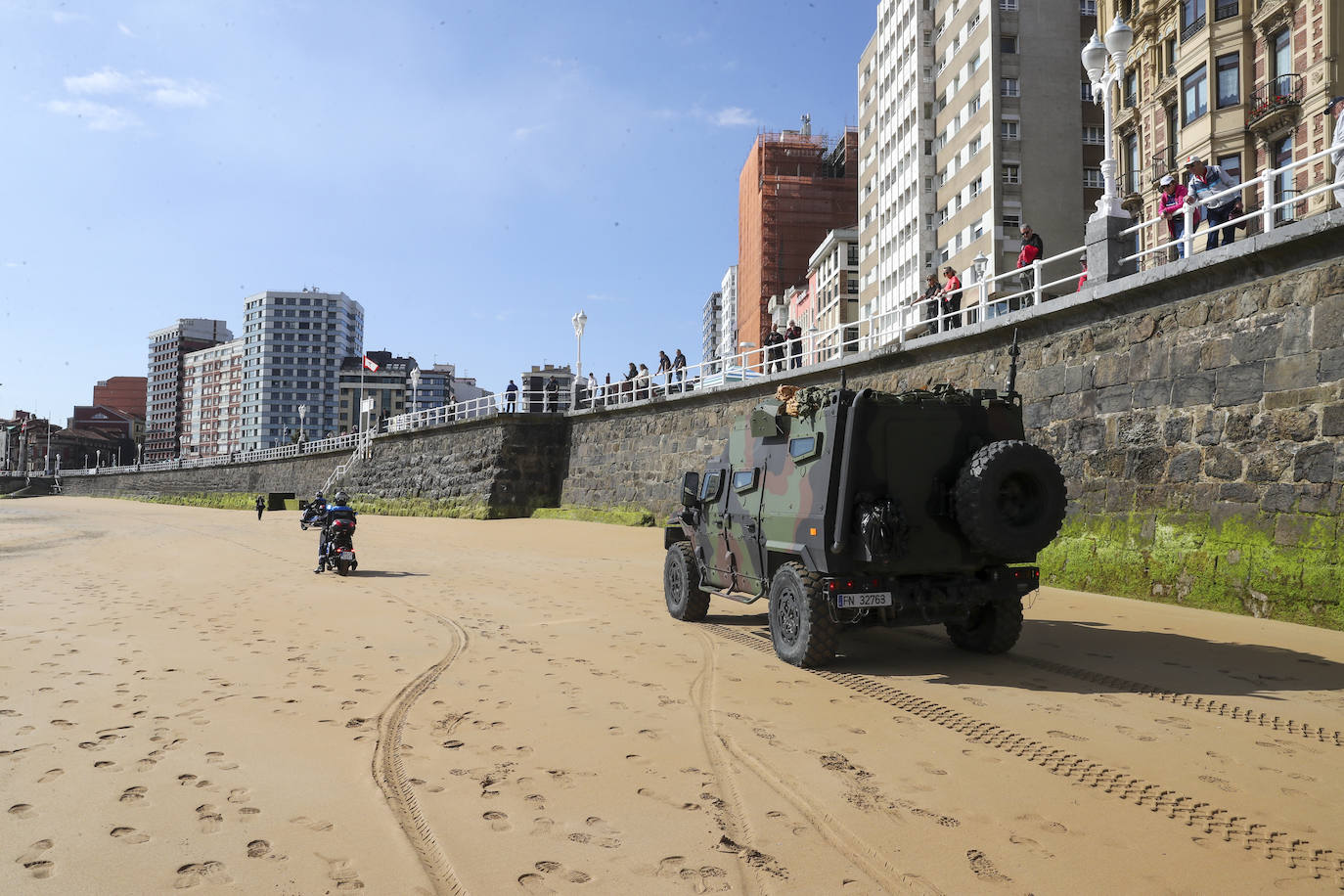 Aeronaves del Ejército del Aire, del de Tierra y de la Armada en el cielo de Gijón