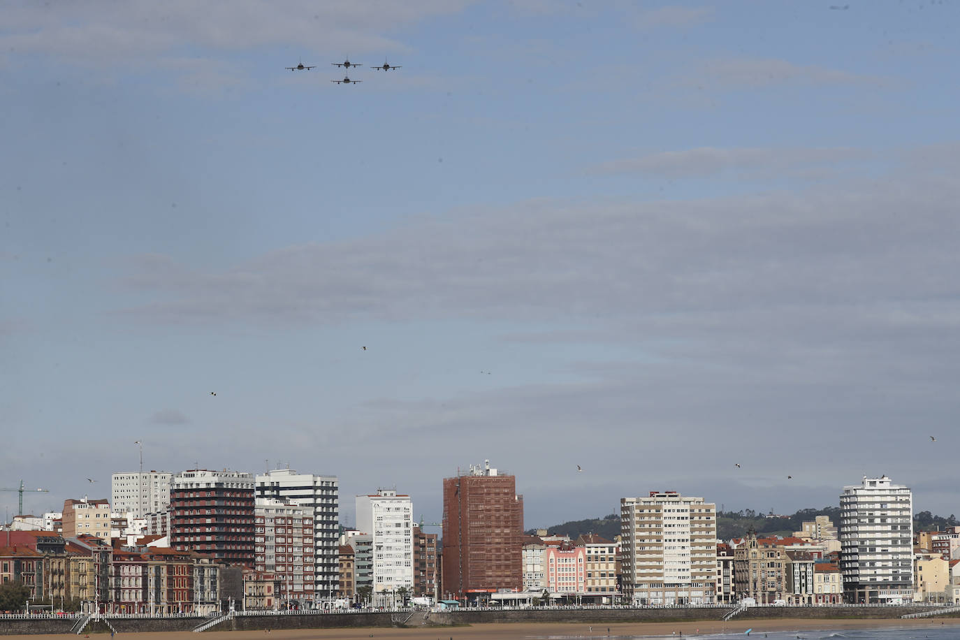 Aeronaves del Ejército del Aire, del de Tierra y de la Armada en el cielo de Gijón