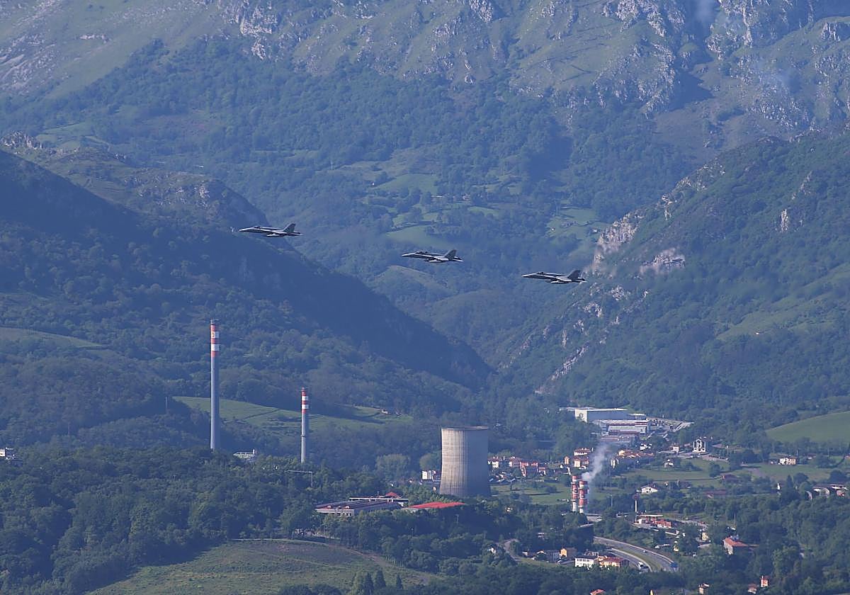 Las aeronaves sobrevolando Oviedo.