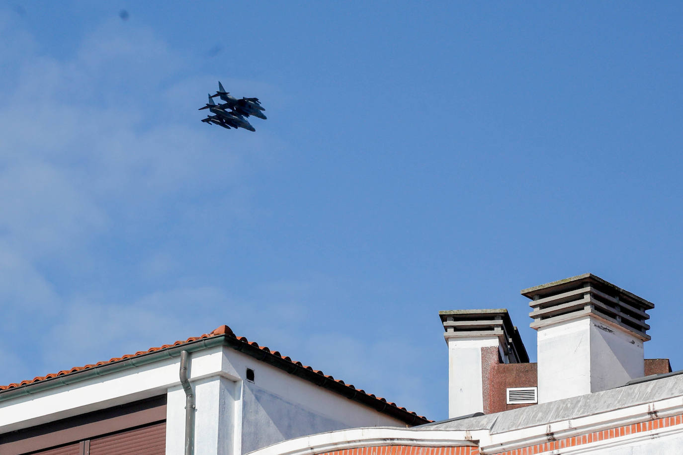 Aeronaves del Ejército del Aire, del de Tierra y de la Armada en el cielo de Gijón