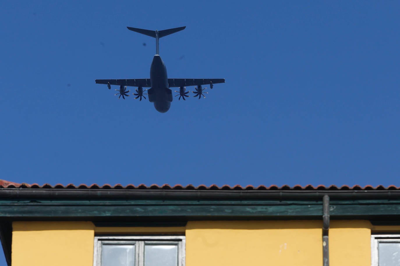 Aeronaves del Ejército del Aire, del de Tierra y de la Armada en el cielo de Gijón