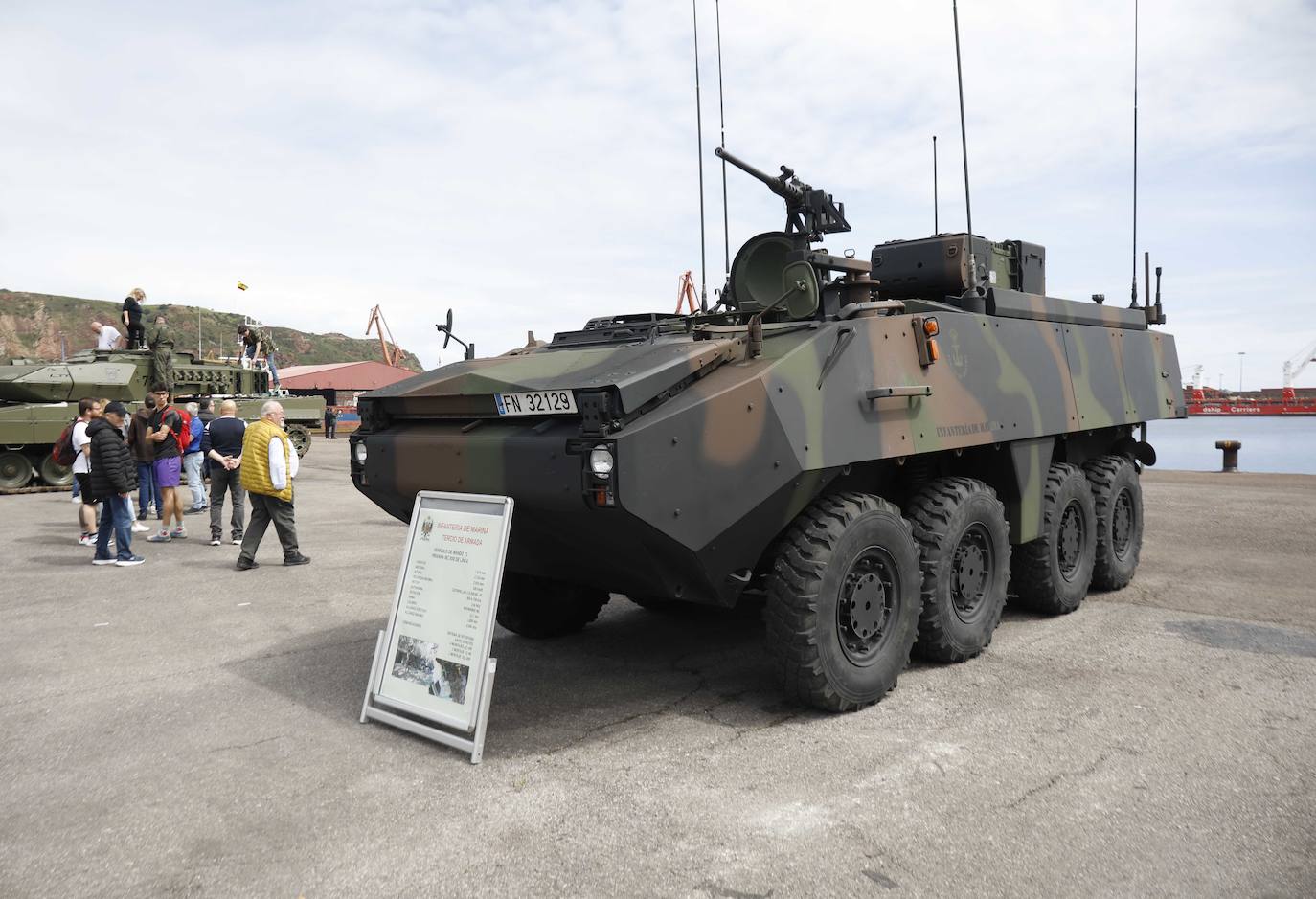 Las Fuerzas Armadas exhiben su potencial en El Musel