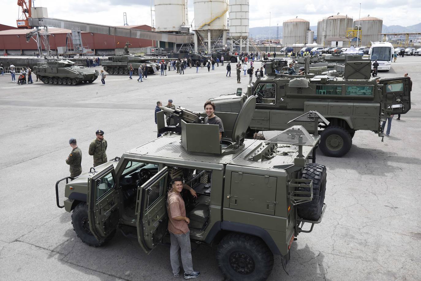 Las Fuerzas Armadas exhiben su potencial en El Musel