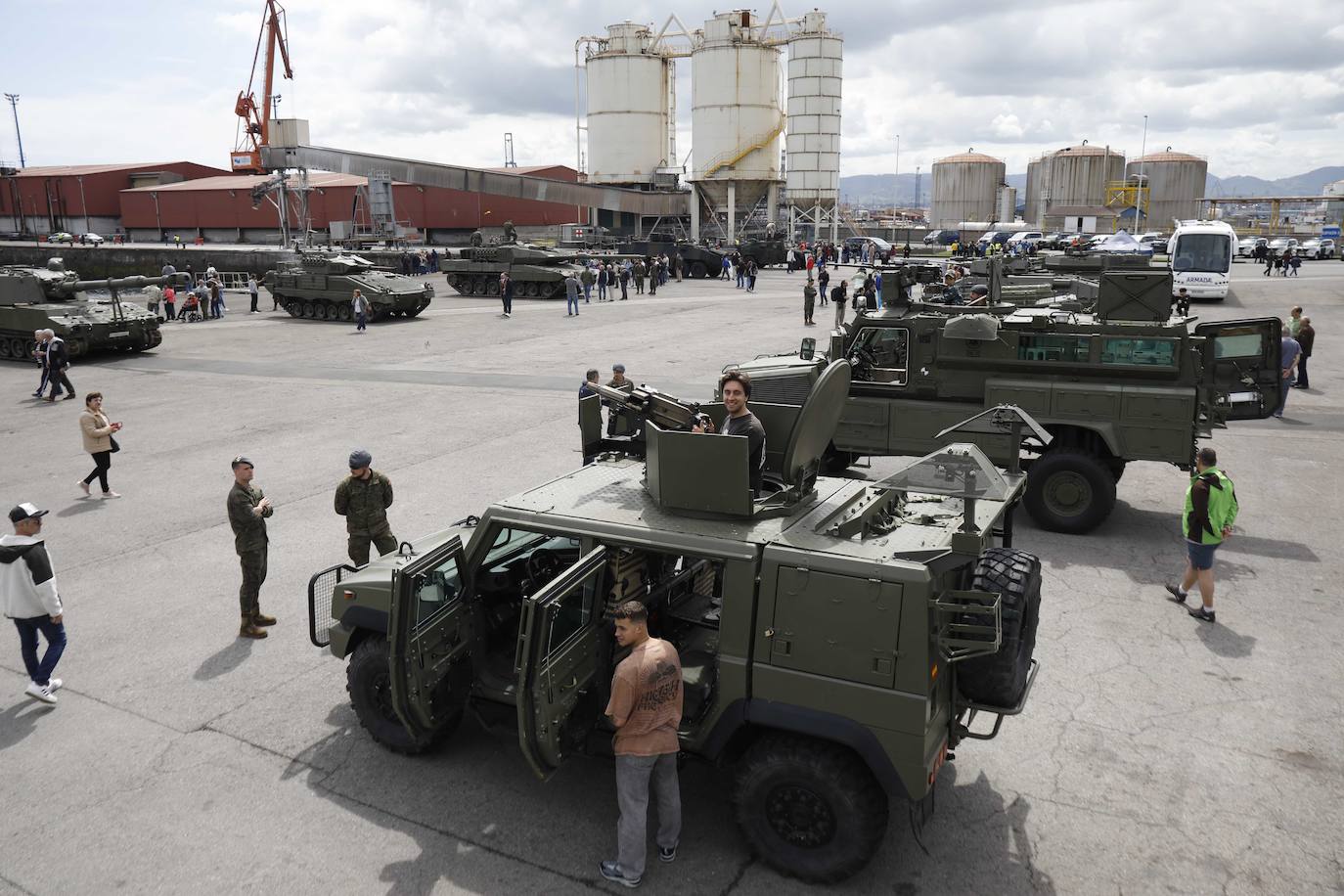 Las Fuerzas Armadas exhiben su potencial en El Musel