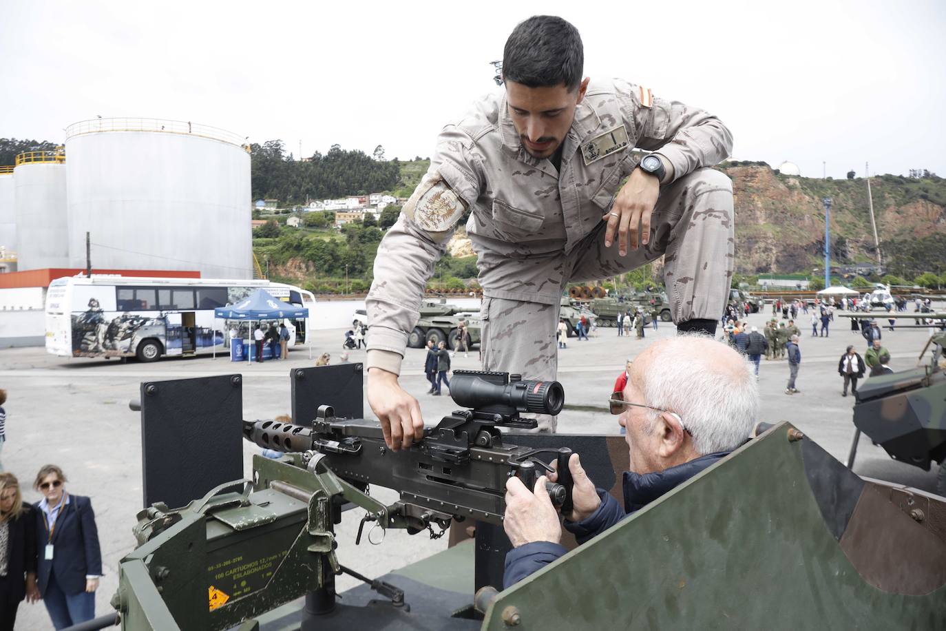 Las Fuerzas Armadas exhiben su potencial en El Musel
