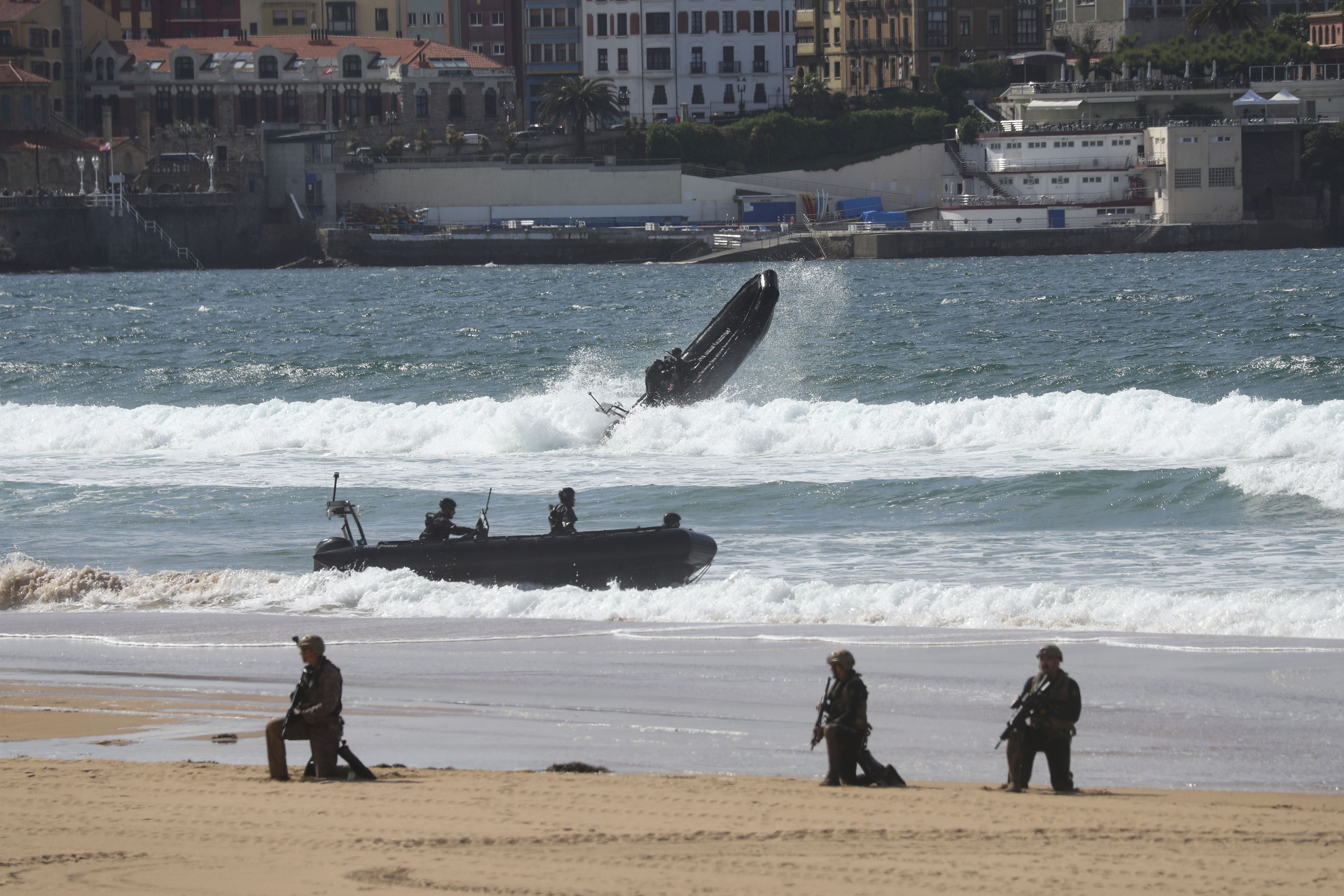 Gijón vive un desembarco de película del Ejército