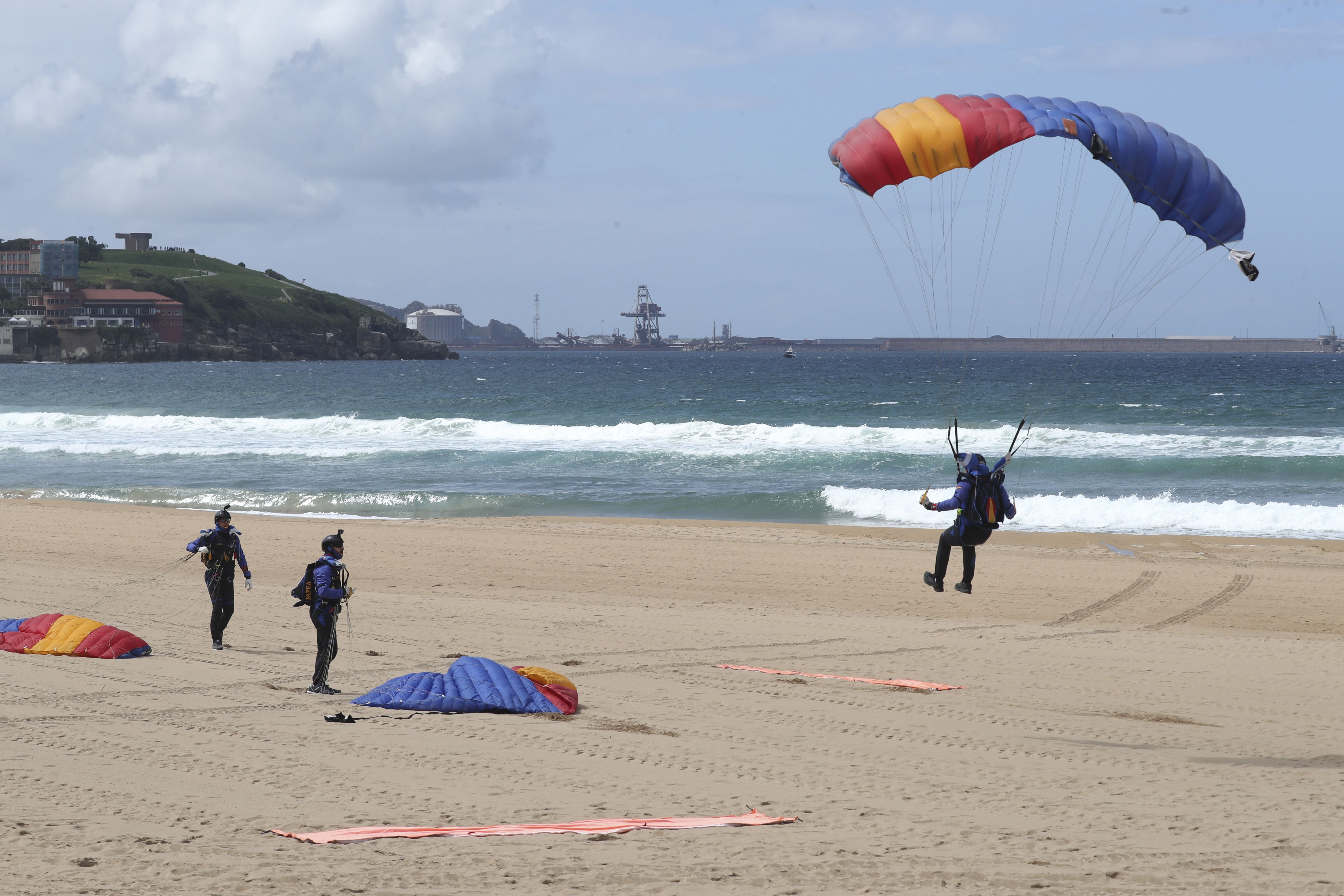 Gijón vive un desembarco de película del Ejército