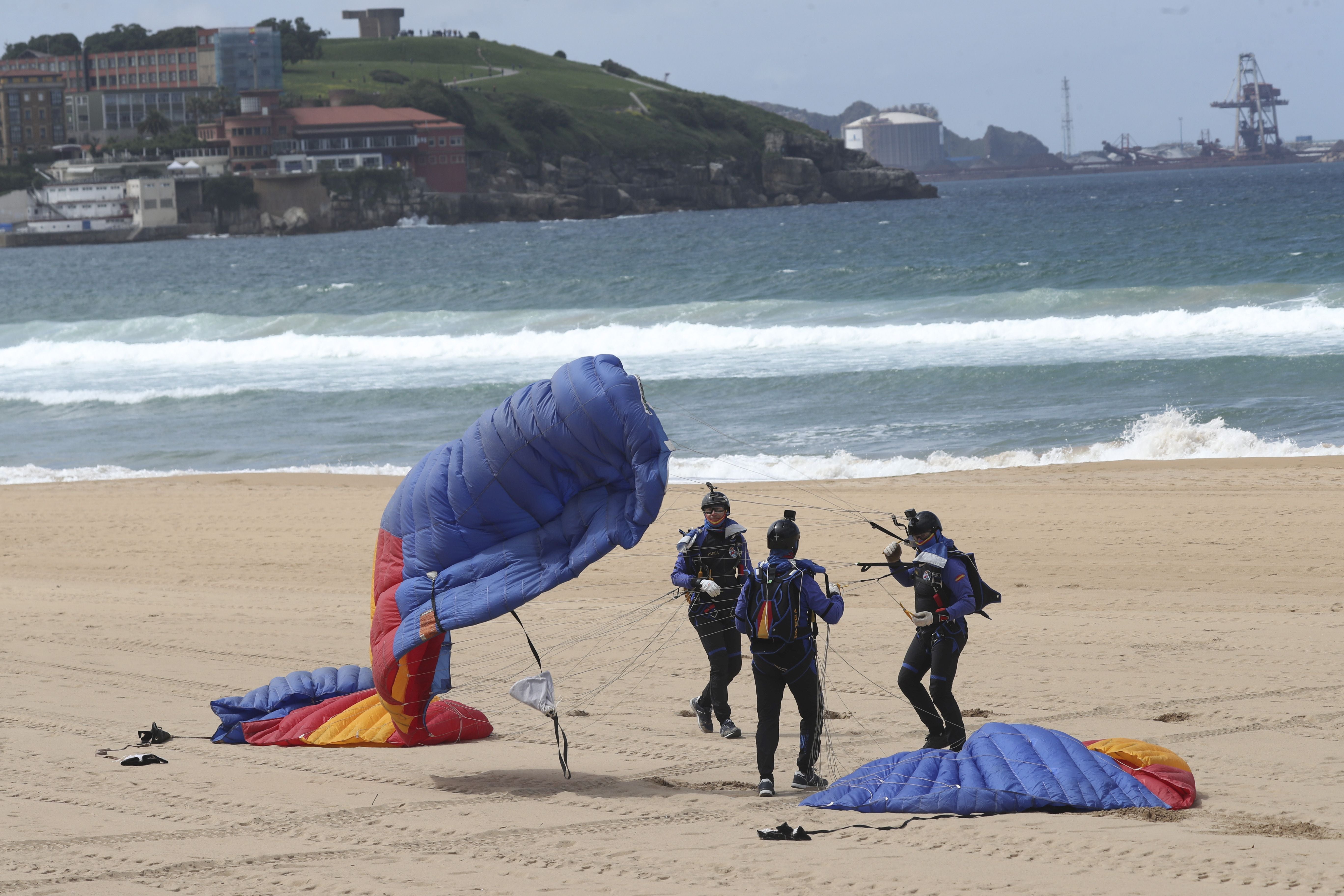 Gijón vive un desembarco de película del Ejército