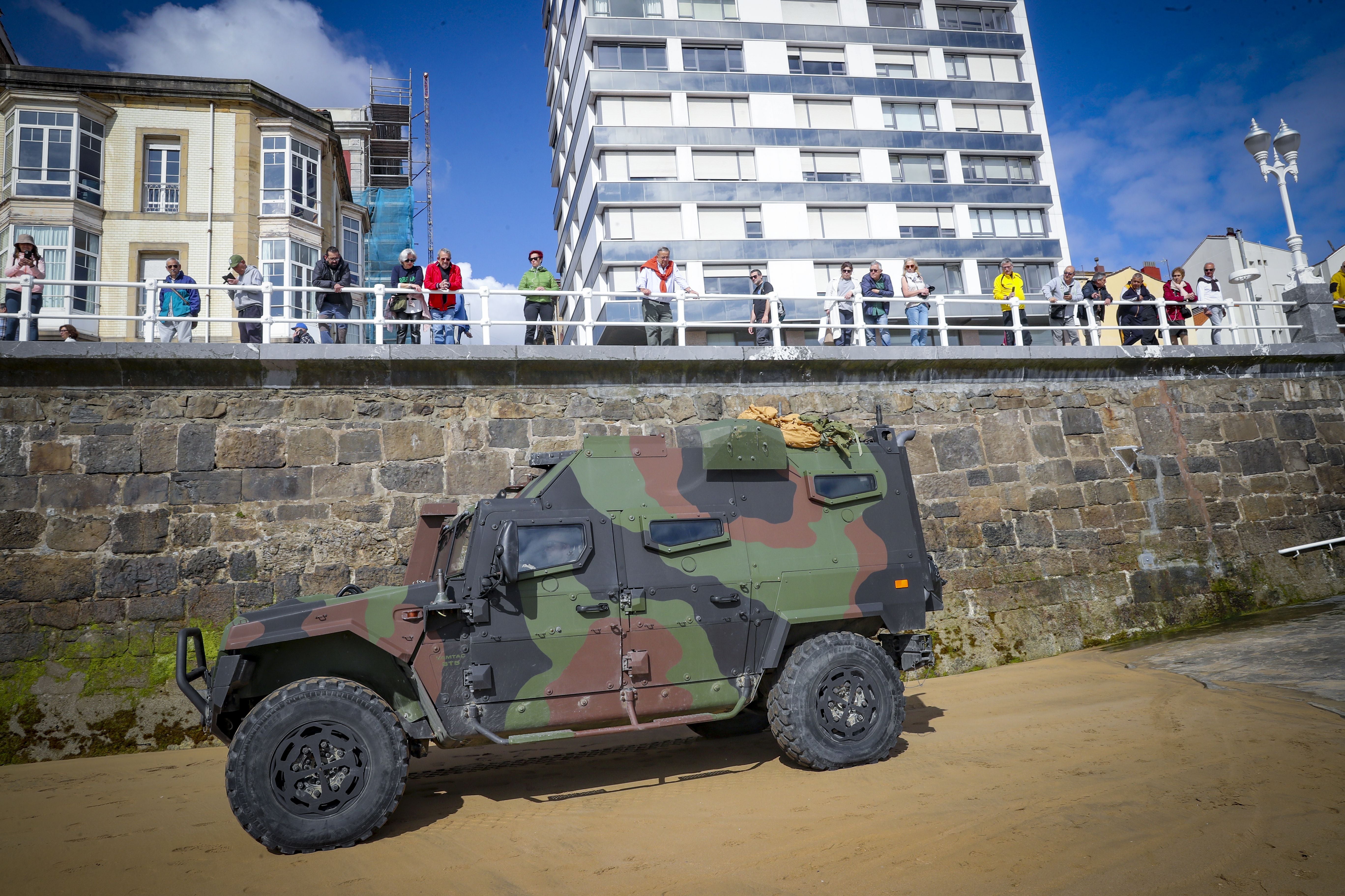 Gijón vive un desembarco de película del Ejército