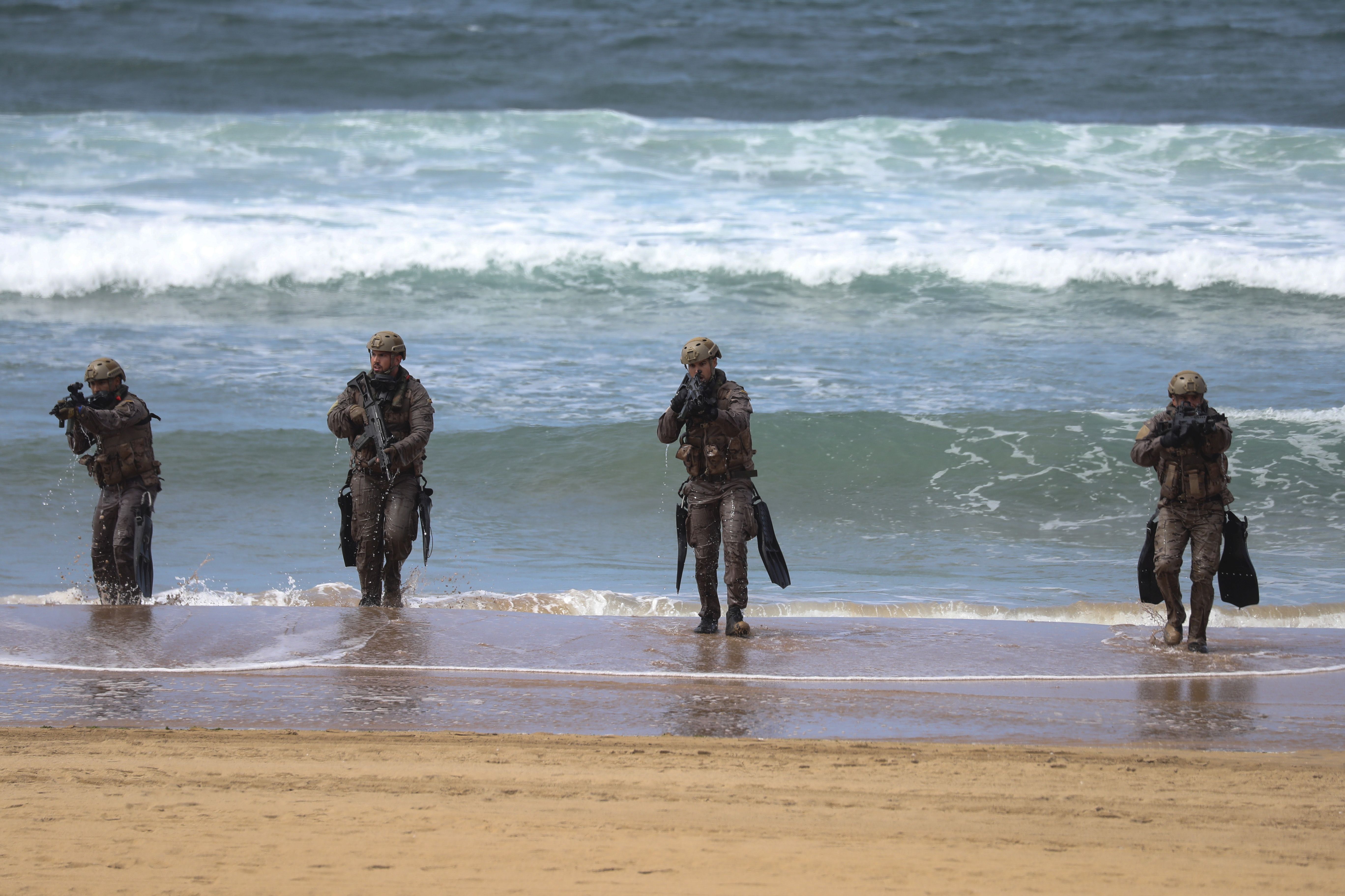 Gijón vive un desembarco de película del Ejército