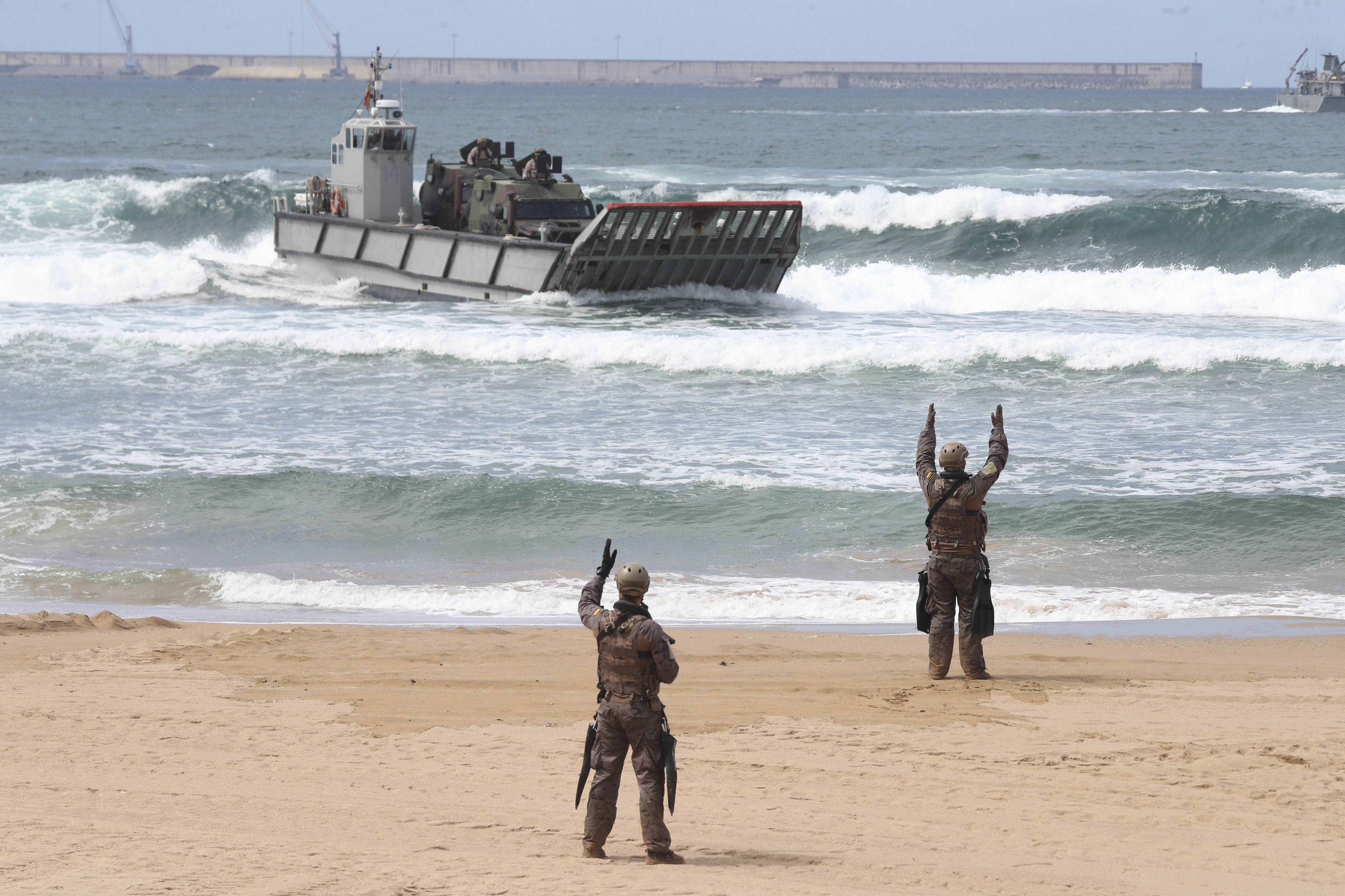 Gijón vive un desembarco de película del Ejército