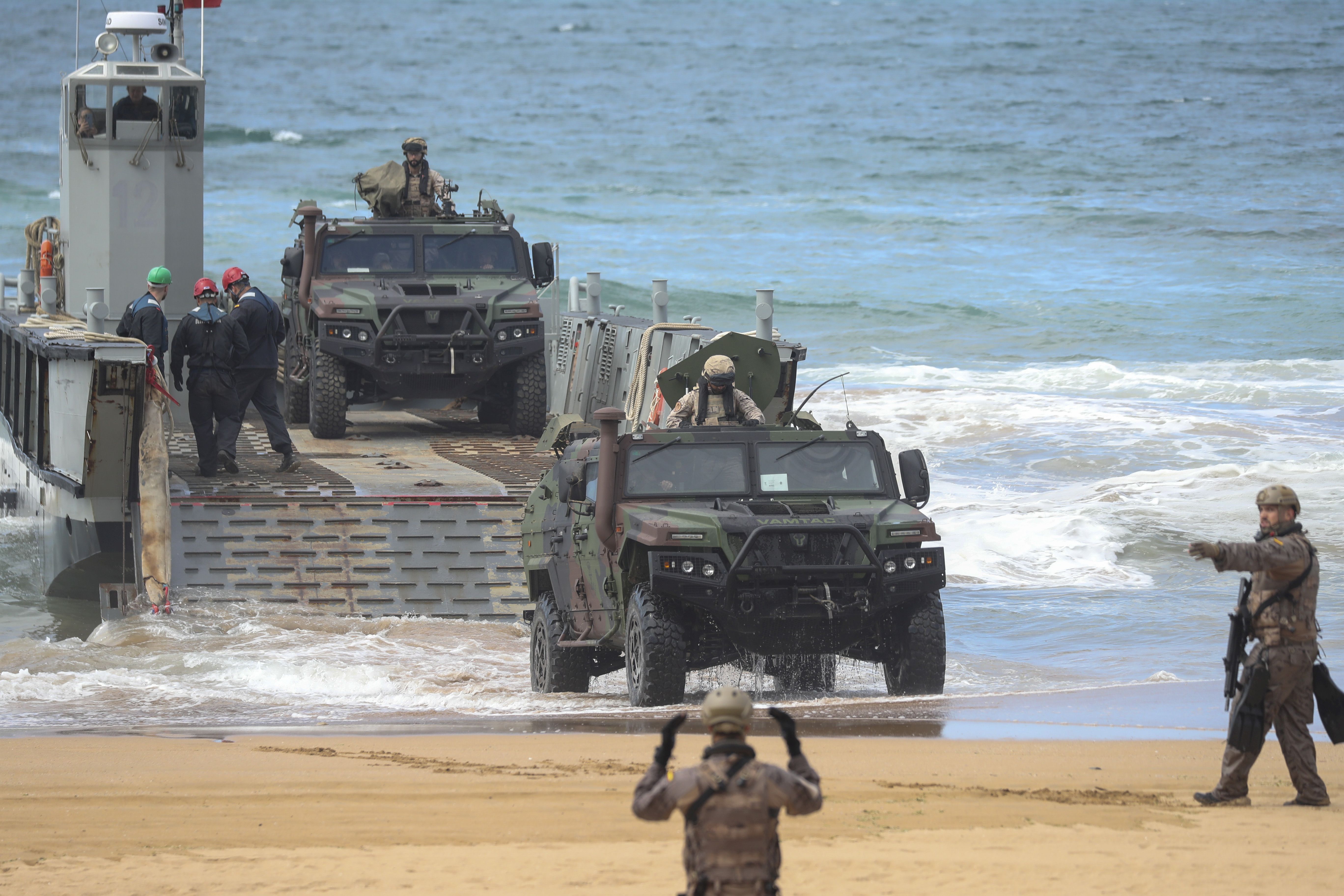 Gijón vive un desembarco de película del Ejército