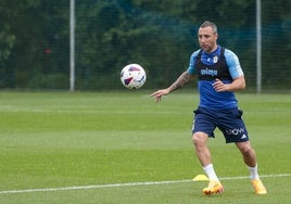 Santi Cazorla, en un entrenamiento del Real Oviedo.