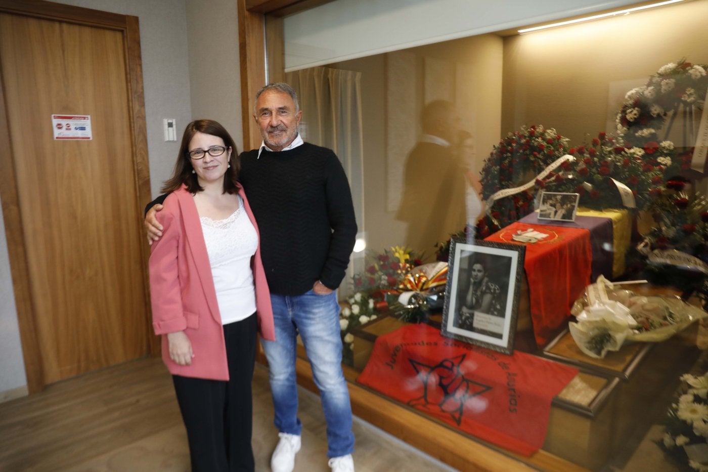 Adriana Lastra, junto a José Antonio Rozada, hijo de Maricuela, en el tanatorio de Cabueñes.