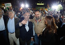 Herman Terstch, Jorge Buxadé, Santiago Abascal y Carolina López, antes del mitin en un Muséu del Pueblu d'Asturies abarrotado.