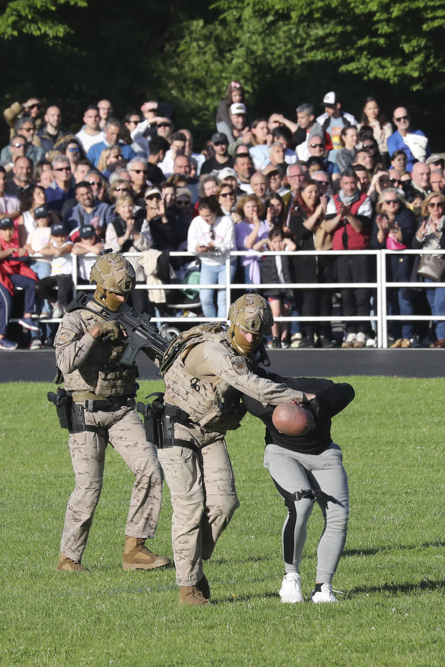 Las Mestas, escenario militar en Gijón