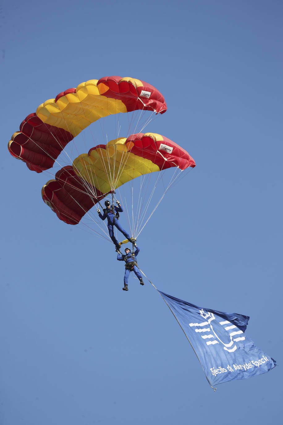 Las Mestas, escenario militar en Gijón