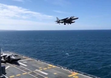 Las impresionantes maniobras de un Harrier en el Juan Carlos I en Gijón