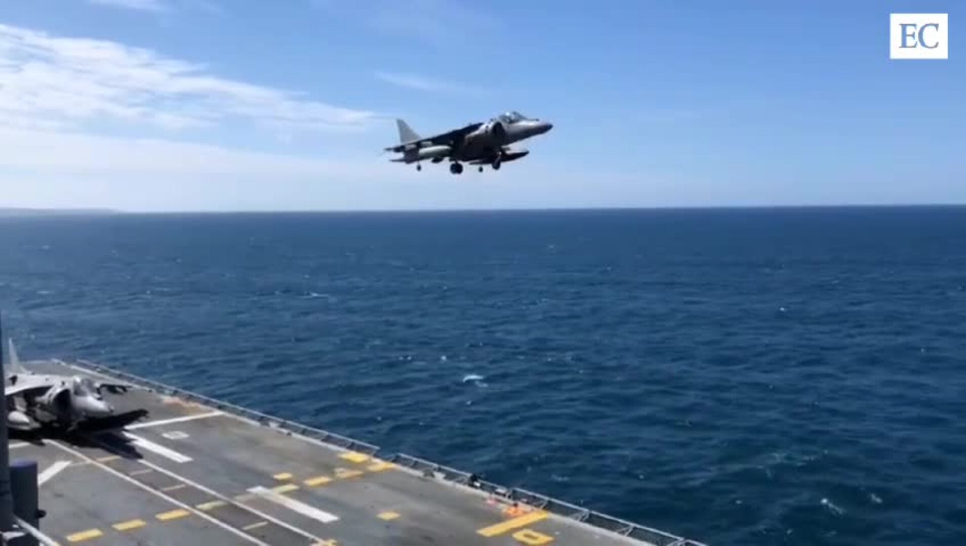 Las espectaculares maniobras de un Harrier en el Juan Carlos I en Gijón