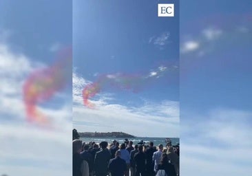 Así sonó el himno de España en la playa de San Lorenzo al paso de la Patrulla Águila