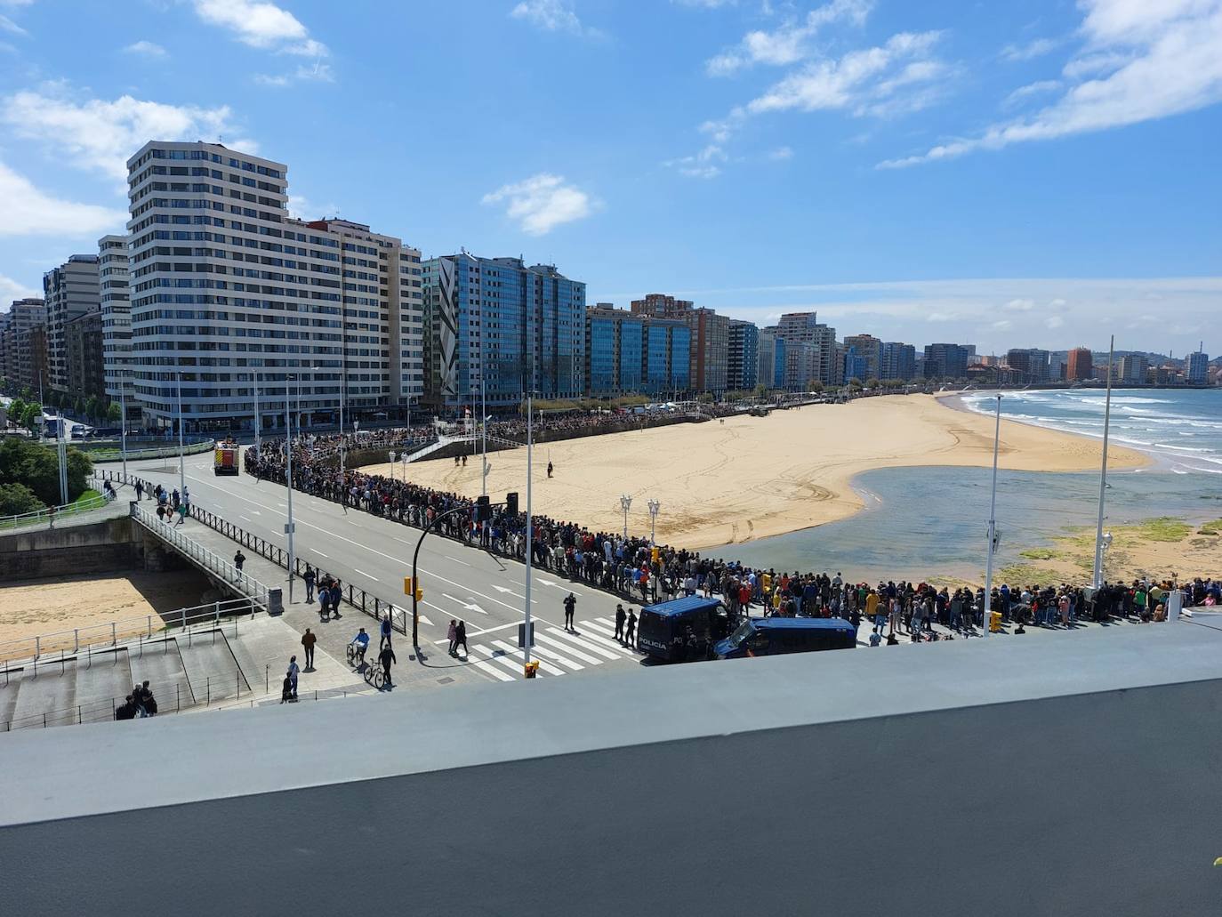 El Rey Felipe VI pasa revista a las tropas en Gijón: todas las fotos de un día histórico