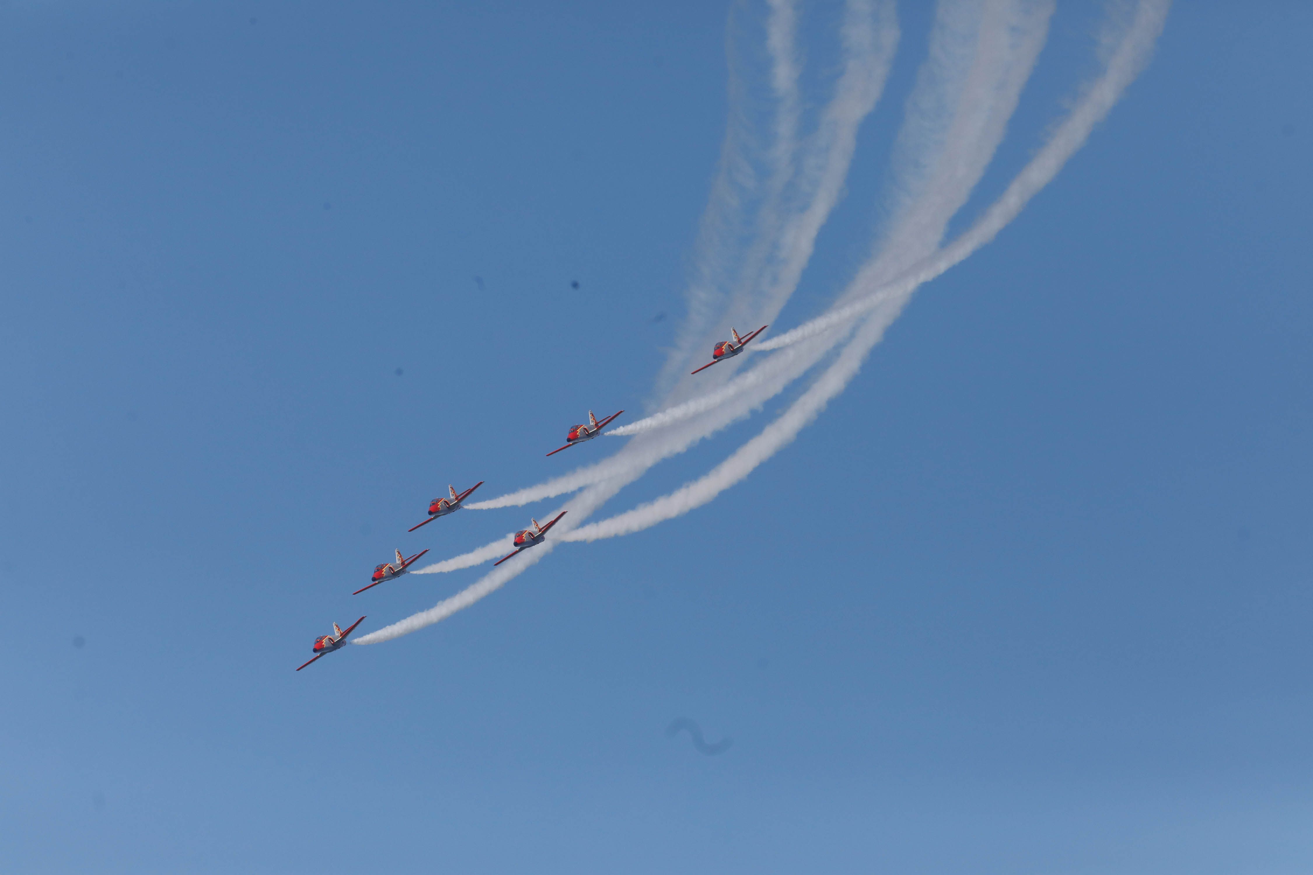 Acrobacias aéreas y desembarco militar: las impresionantes fotos de las Fuerzas Armadas en Gijón