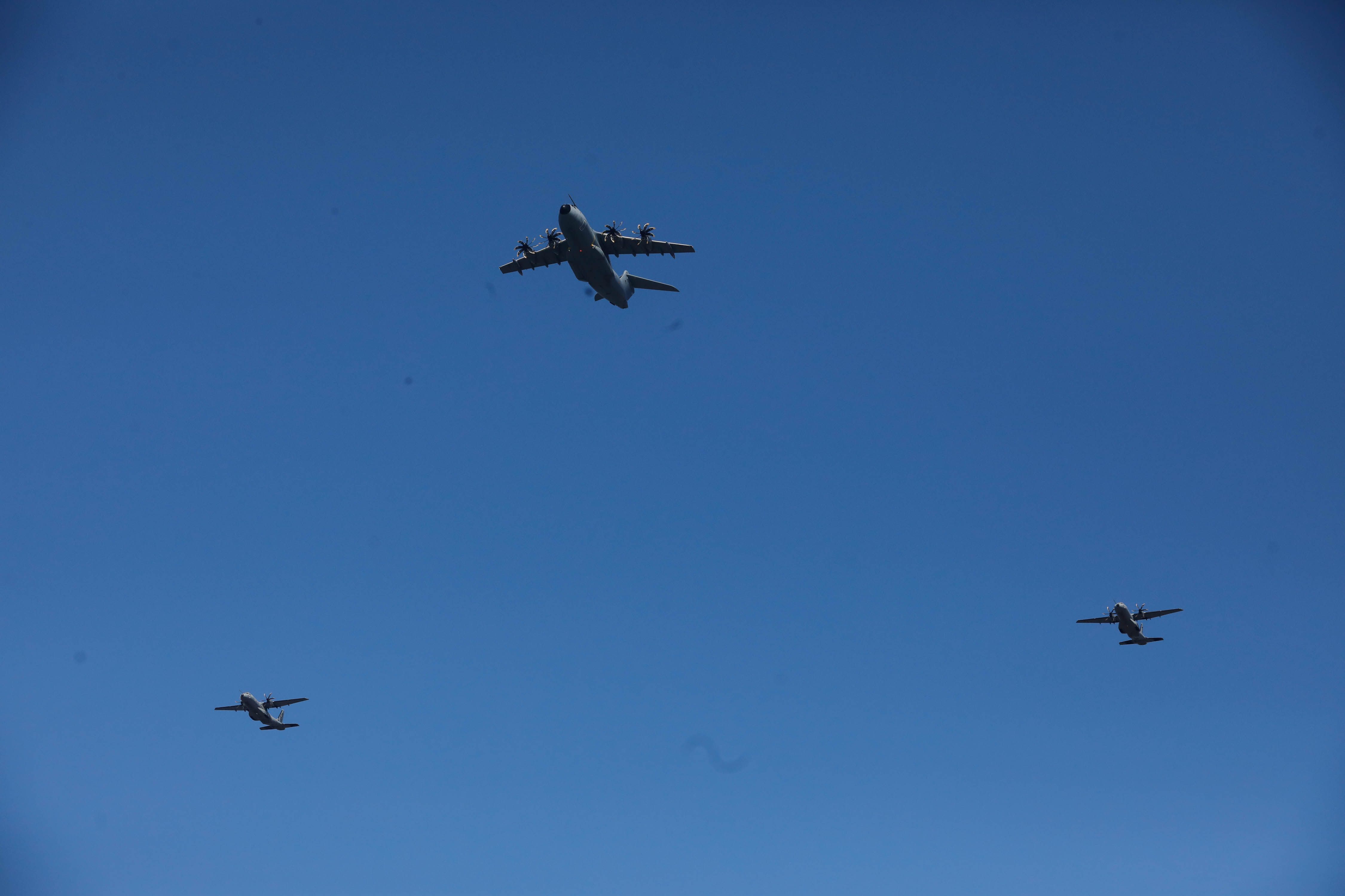 Acrobacias aéreas y desembarco militar: las impresionantes fotos de las Fuerzas Armadas en Gijón