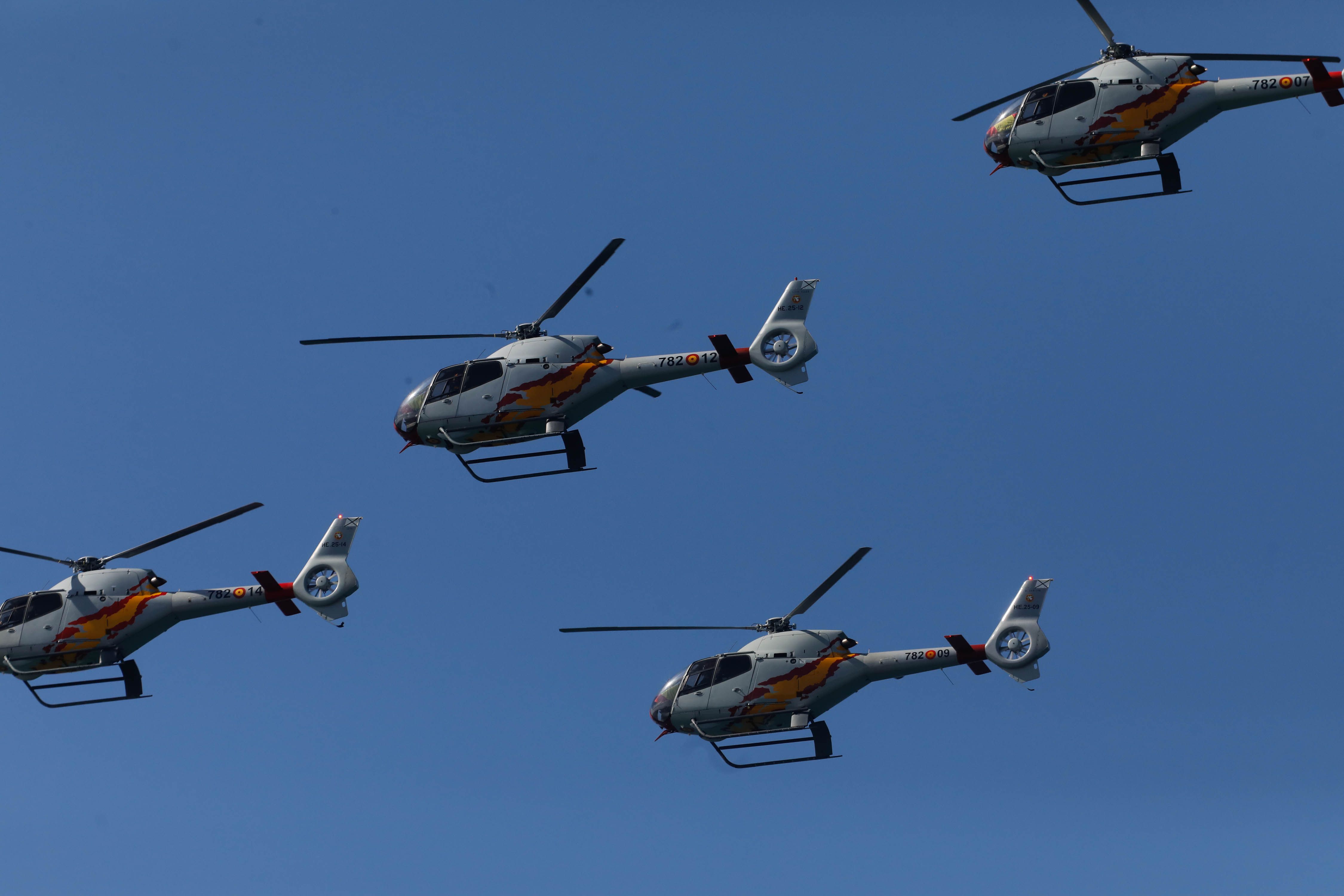 Acrobacias aéreas y desembarco militar: las impresionantes fotos de las Fuerzas Armadas en Gijón