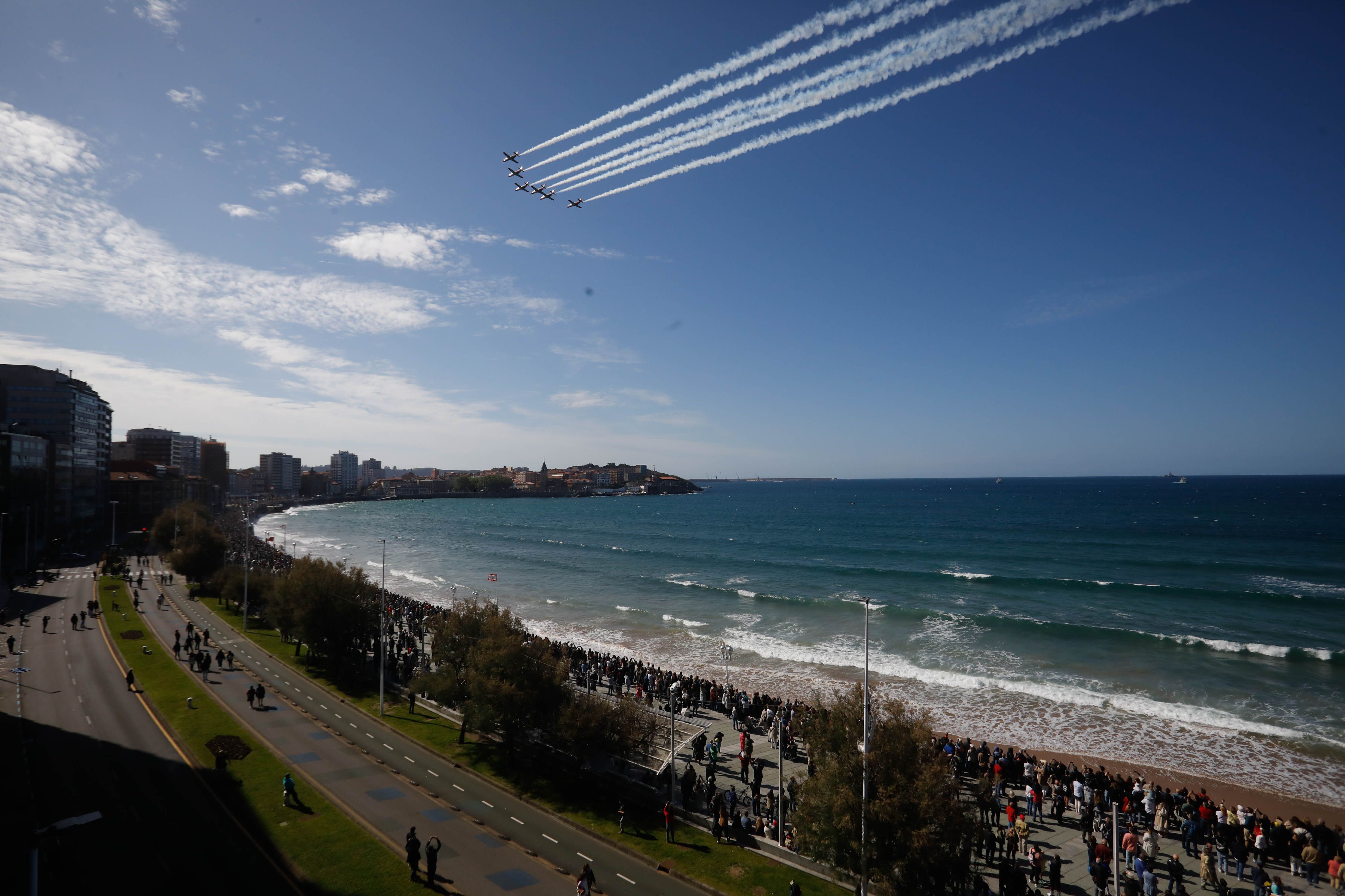 Acrobacias aéreas y desembarco militar: las impresionantes fotos de las Fuerzas Armadas en Gijón