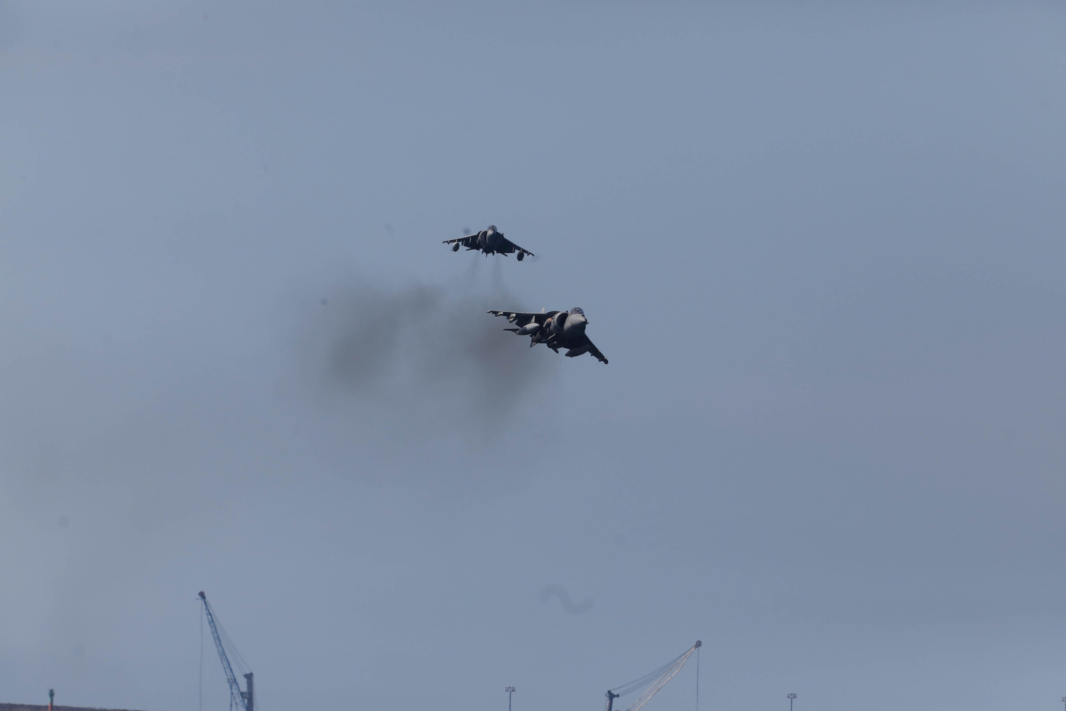 Acrobacias aéreas y desembarco militar: las impresionantes fotos de las Fuerzas Armadas en Gijón