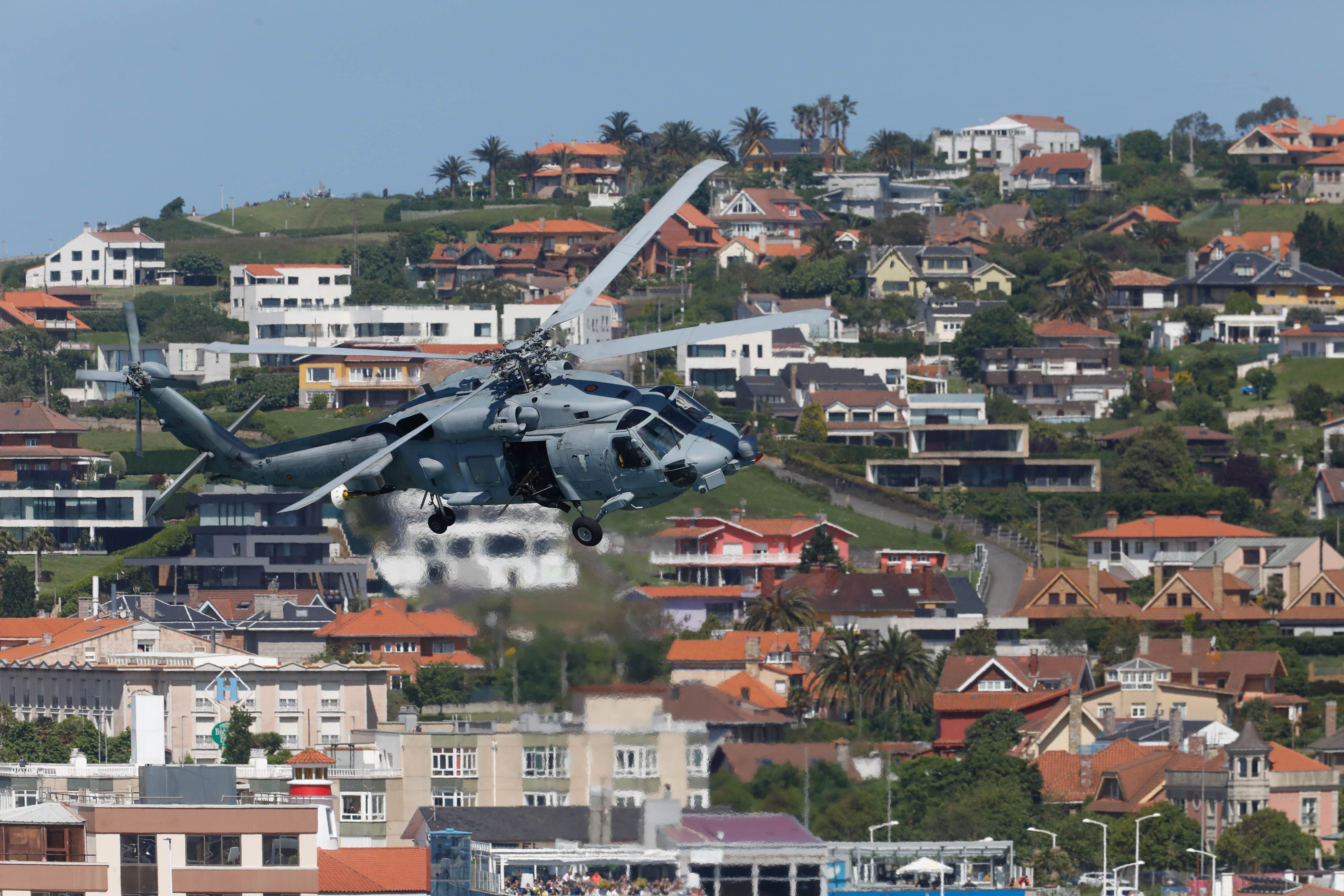 Acrobacias aéreas y desembarco militar: las impresionantes fotos de las Fuerzas Armadas en Gijón