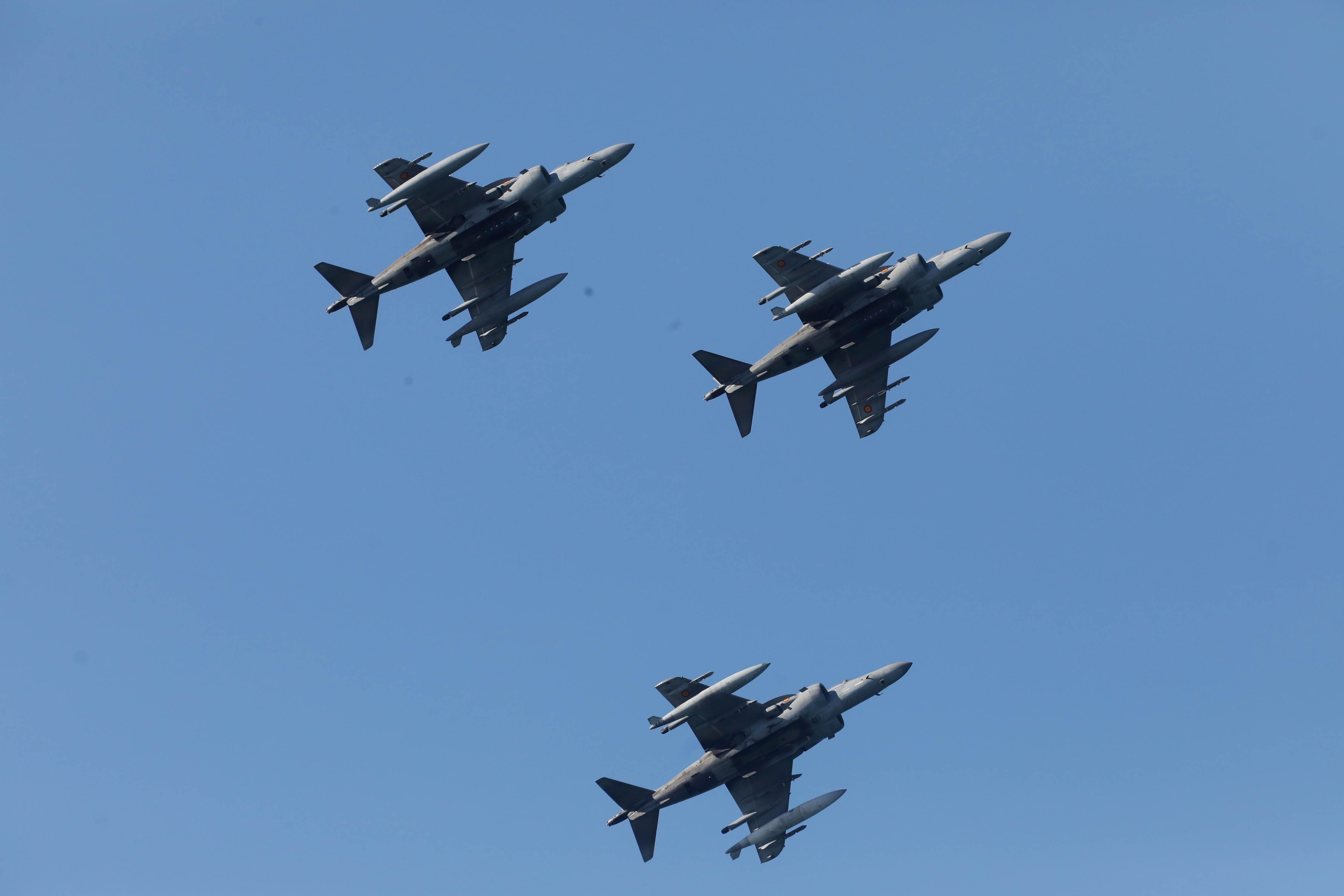 Acrobacias aéreas y desembarco militar: las impresionantes fotos de las Fuerzas Armadas en Gijón