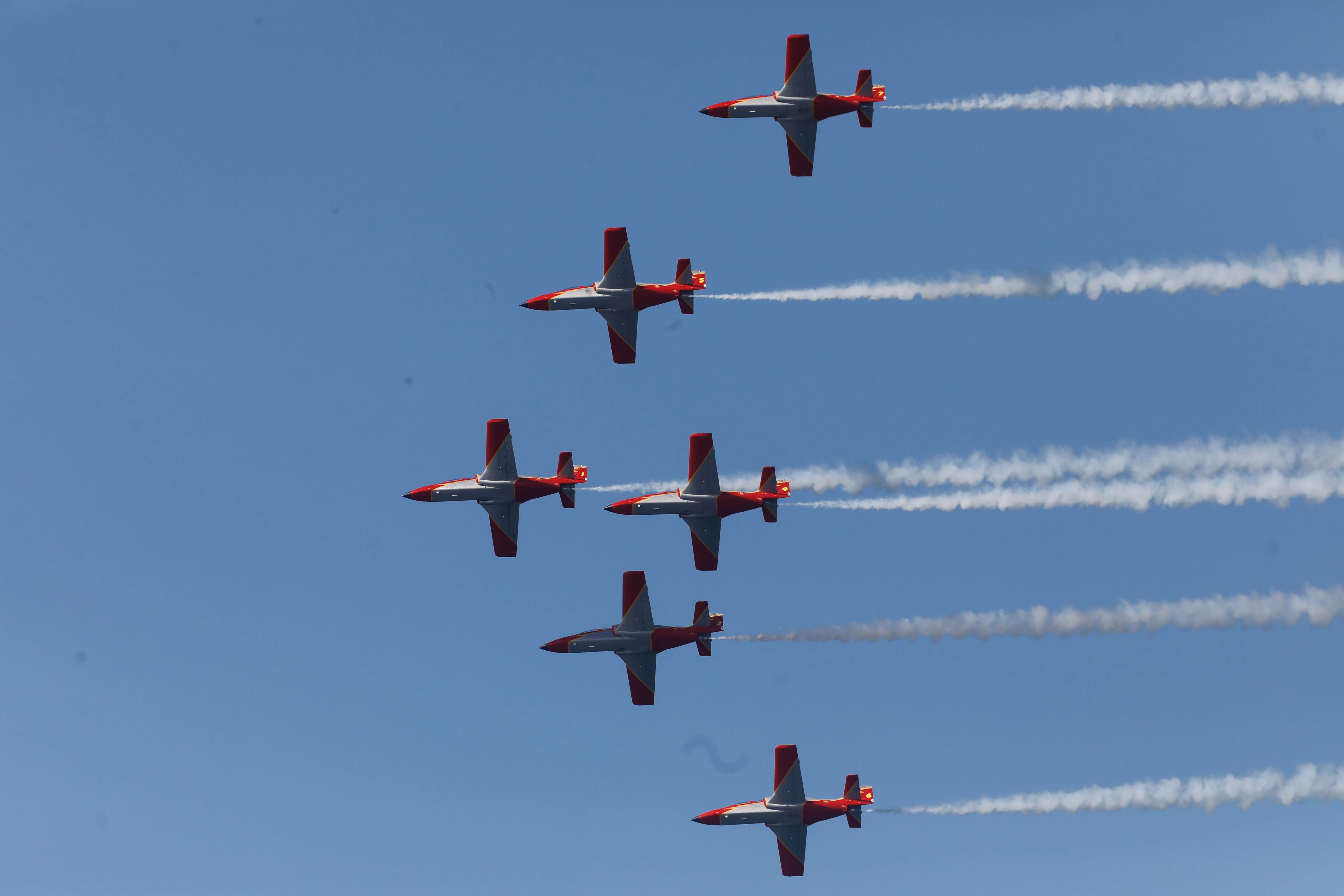 Acrobacias aéreas y desembarco militar: las impresionantes fotos de las Fuerzas Armadas en Gijón