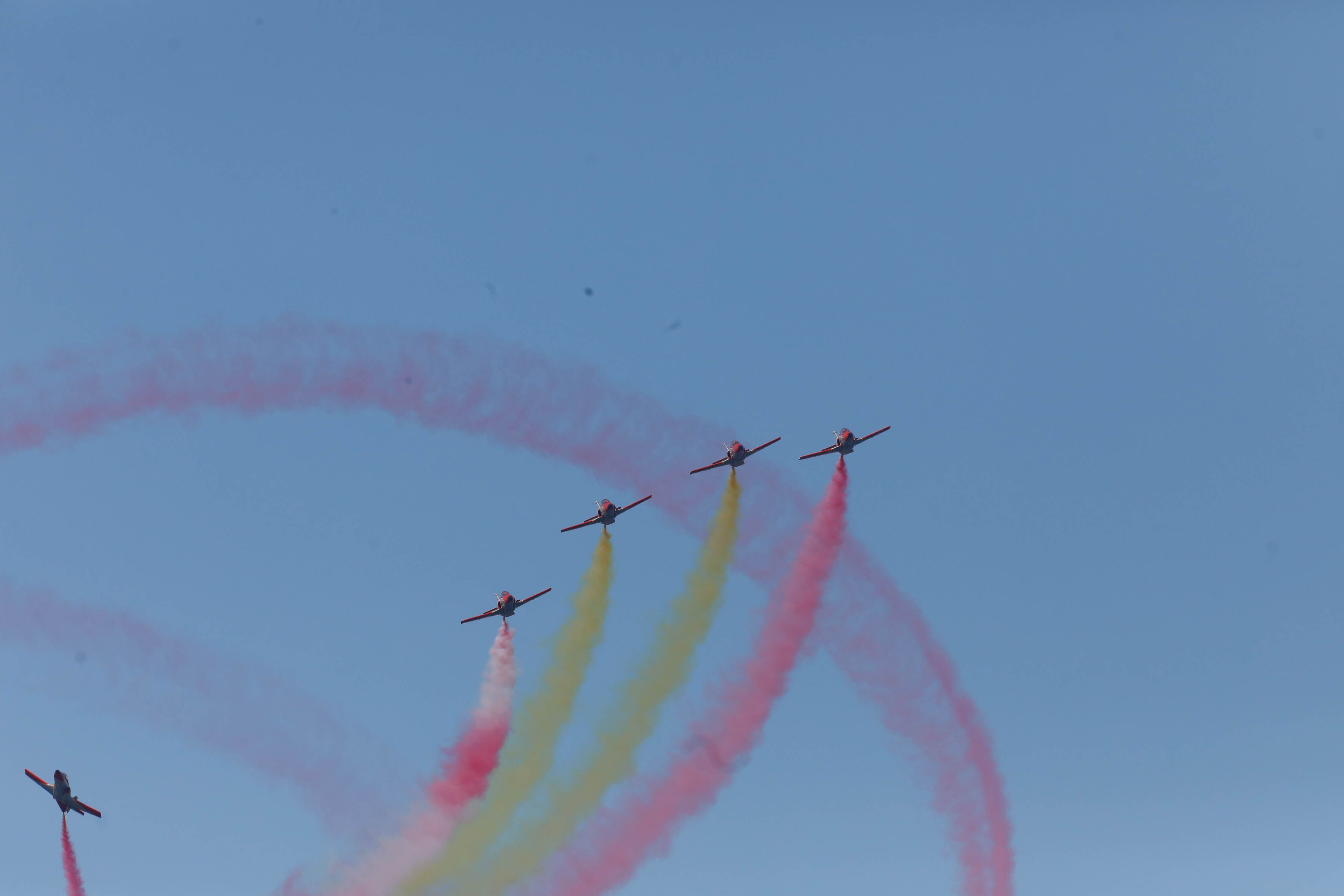 Acrobacias aéreas y desembarco militar: las impresionantes fotos de las Fuerzas Armadas en Gijón