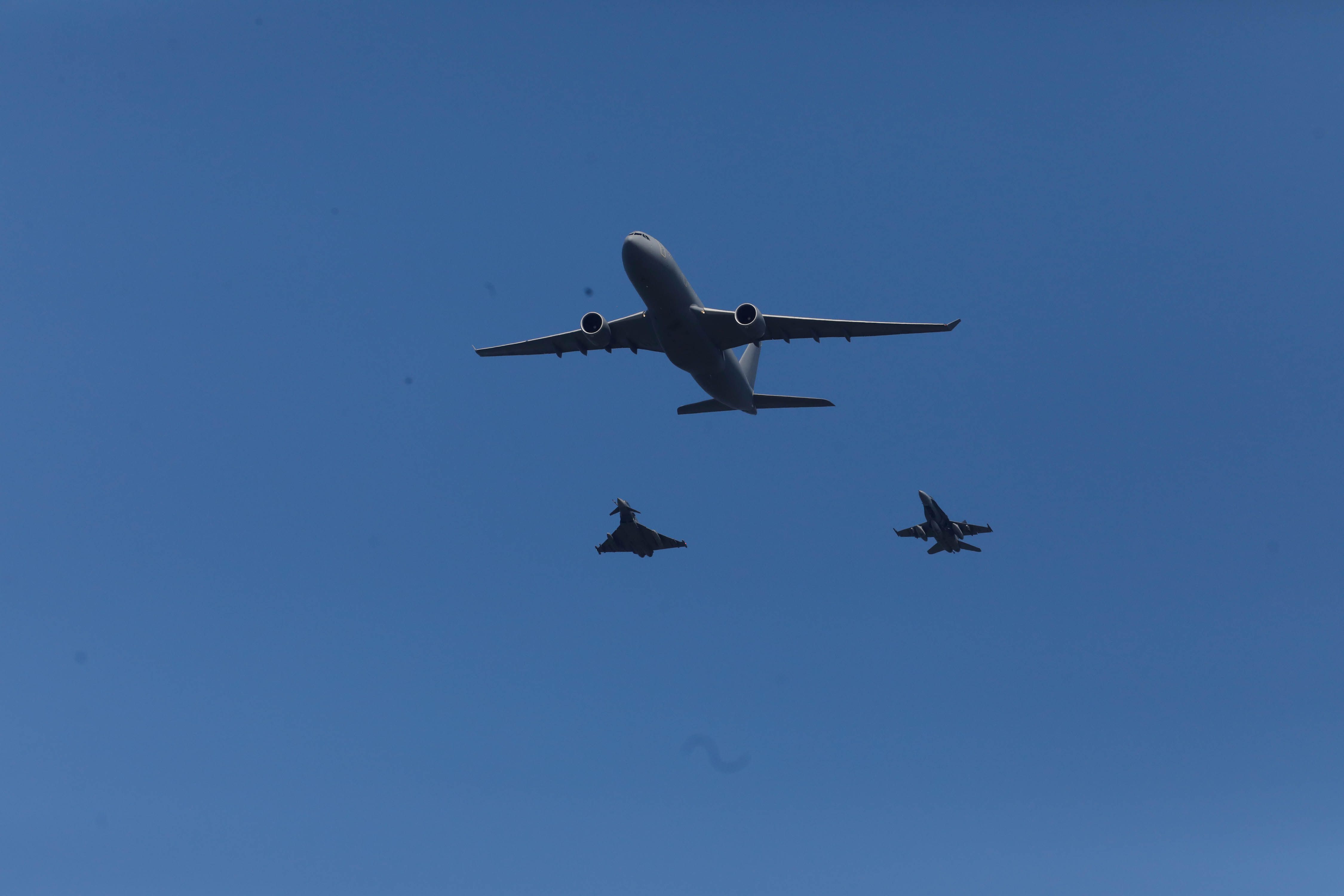 Acrobacias aéreas y desembarco militar: las impresionantes fotos de las Fuerzas Armadas en Gijón