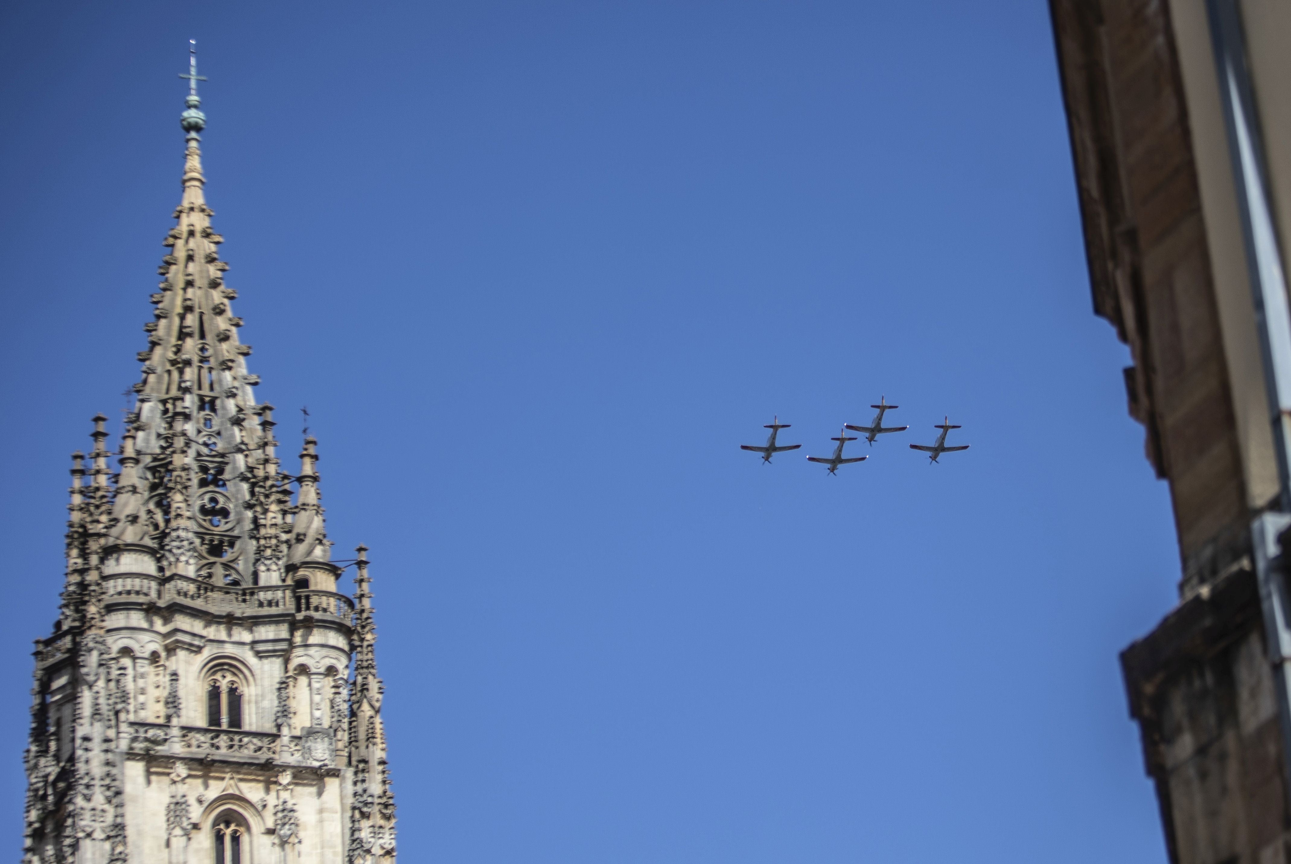 El desfile aéreo en Oviedo