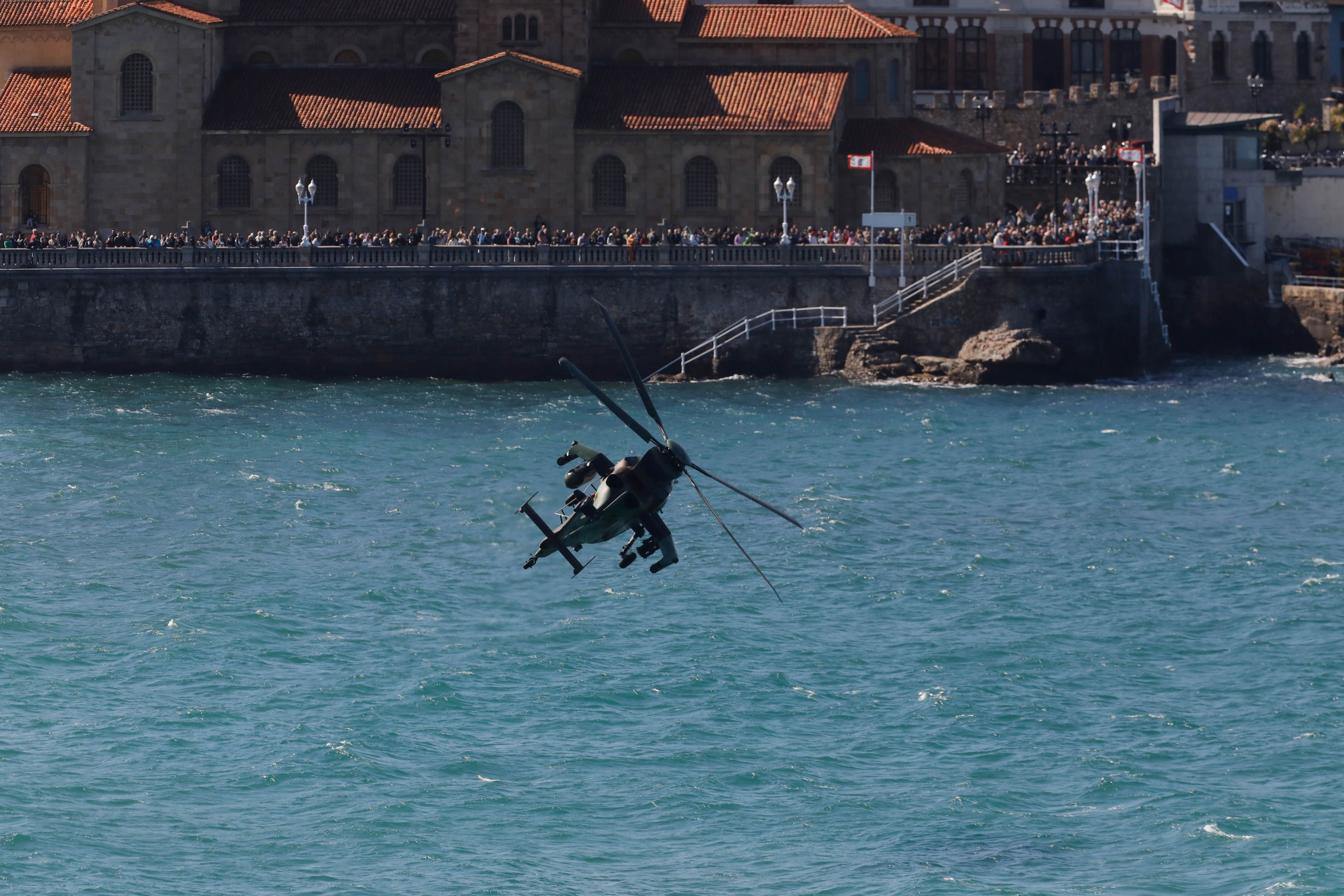 Acrobacias aéreas y desembarco militar: las impresionantes fotos de las Fuerzas Armadas en Gijón