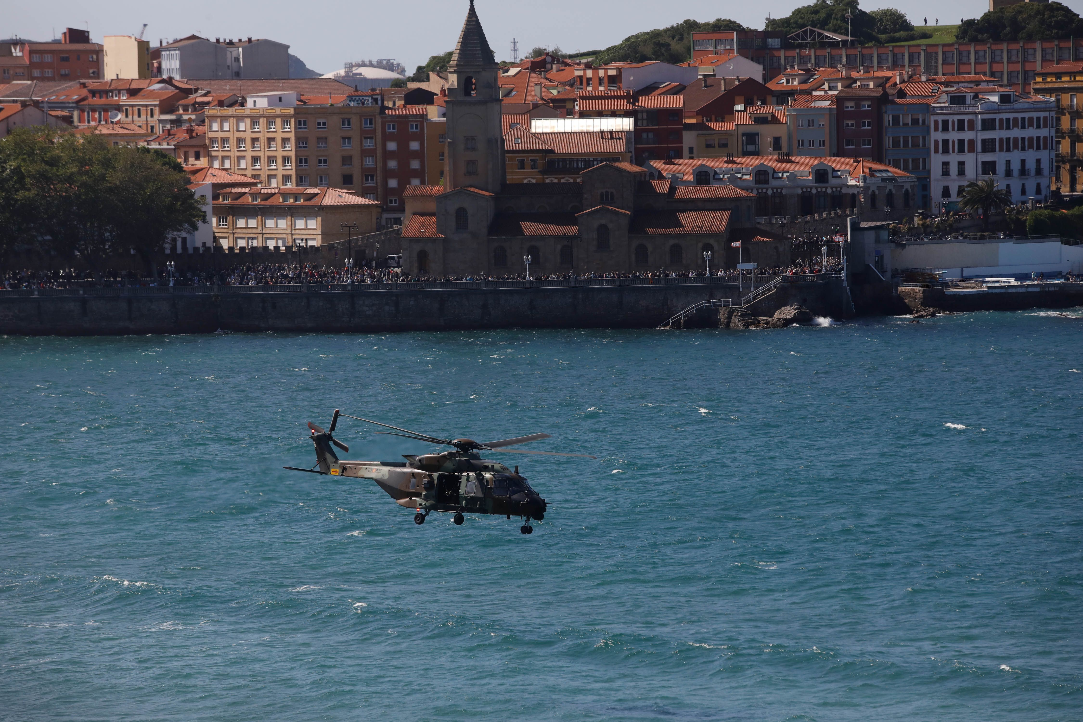 Acrobacias aéreas y desembarco militar: las impresionantes fotos de las Fuerzas Armadas en Gijón